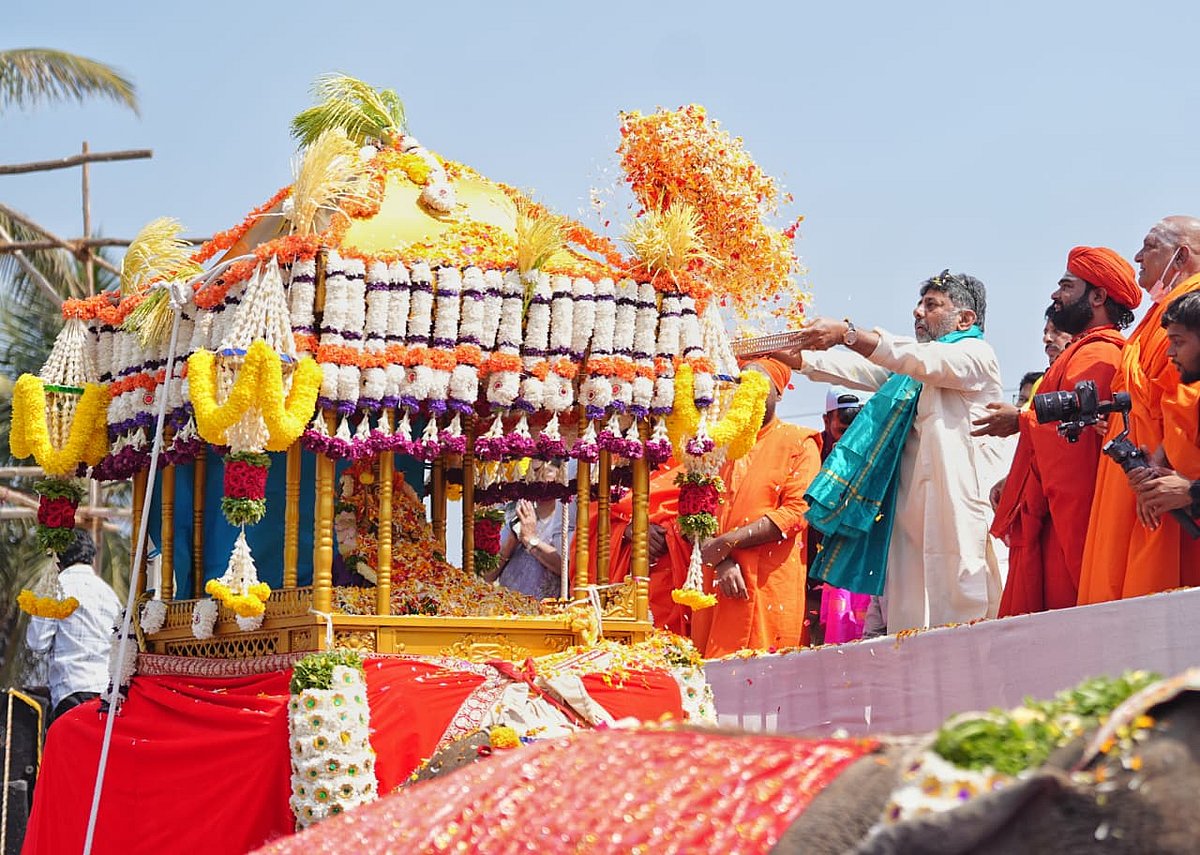 ಕನಕೋತ್ಸವಕ್ಕೆ ಚಾಲನೆ ನೀಡಿದ ಡಿಸಿಎಂ: ವಿಜೃಂಭಣೆಯಿಂದ ನಡೆದ ಮೆರವಣಿಗೆ