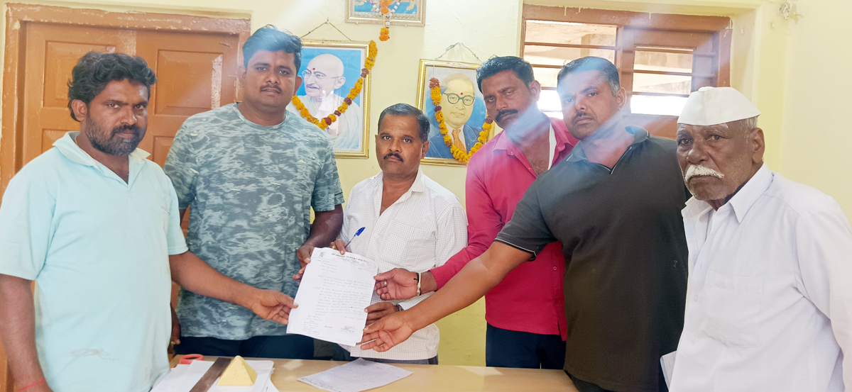 ನರೇಗಲ್‌ ಪಟ್ಟಣದ 3ನೇ ವಾರ್ಡ್‌ನ ಜಕ್ಕಲಿ ರೋಡ್‌ ಆಶ್ರಯ ಕಾಲೋನಿಯಲ್ಲಿ ನಿರ್ಮಾಣ ಆಗುತ್ತಿರುವ ಆಂಜನೇಯಸ್ವಾಮಿ ದೇವಸ್ಥಾನದ ಬಳಿಯಿರುವ ವಿದ್ಯುತ್‌ ಕಂಬಗಳನ್ನು ಸ್ಥಳಾಂತರಿಸುವಂತೆ ಆಗ್ರಹಿಸಿ ಪ್ರಭಾರ ಶಾಖಾಧಿಕಾರಿ ಮರಿಯಪ್ಪ ಅಳವಂಡಿಯವರಿಗೆ ಮಂಗಳವಾರ ಮನವಿ ಸಲ್ಲಿಸಿದರು