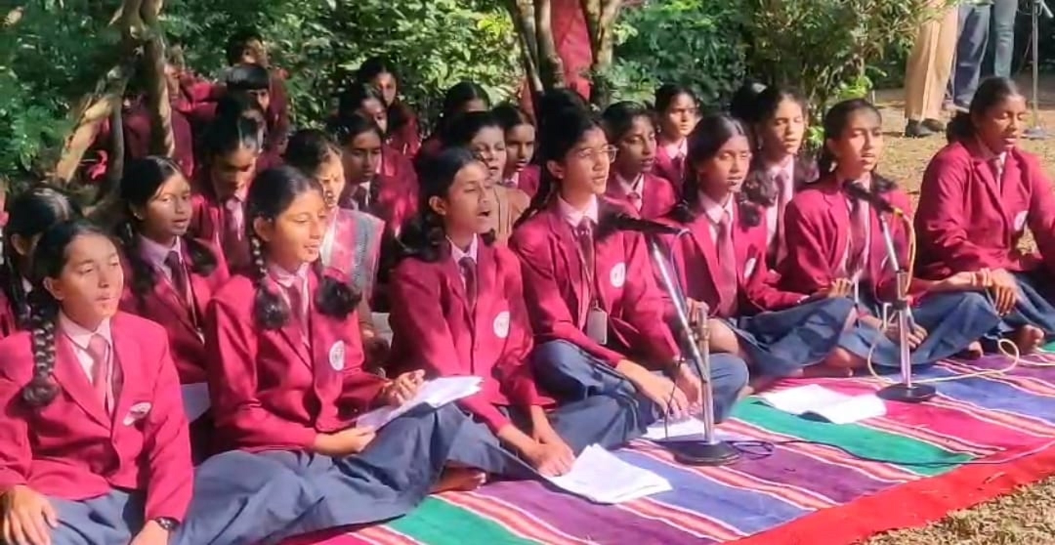 ಮಡಿಕೇರಿಯ ರೋಶನಾರದಲ್ಲಿರುವ ಫೀಲ್ಡ್ ಮಾರ್ಷಲ್ ಕೆ.ಎಂ.ಕಾರ್ಯಪ್ಪ ಅವರ ಸಮಾಧಿ ಸ್ಥಳದಲ್ಲಿ ಬುಧವಾರ ವಿದ್ಯಾರ್ಥಿಗಳು ದೇಶಭಕ್ತಿ ಗೀತೆಗಳನ್ನು ಹಾಡಿದರು