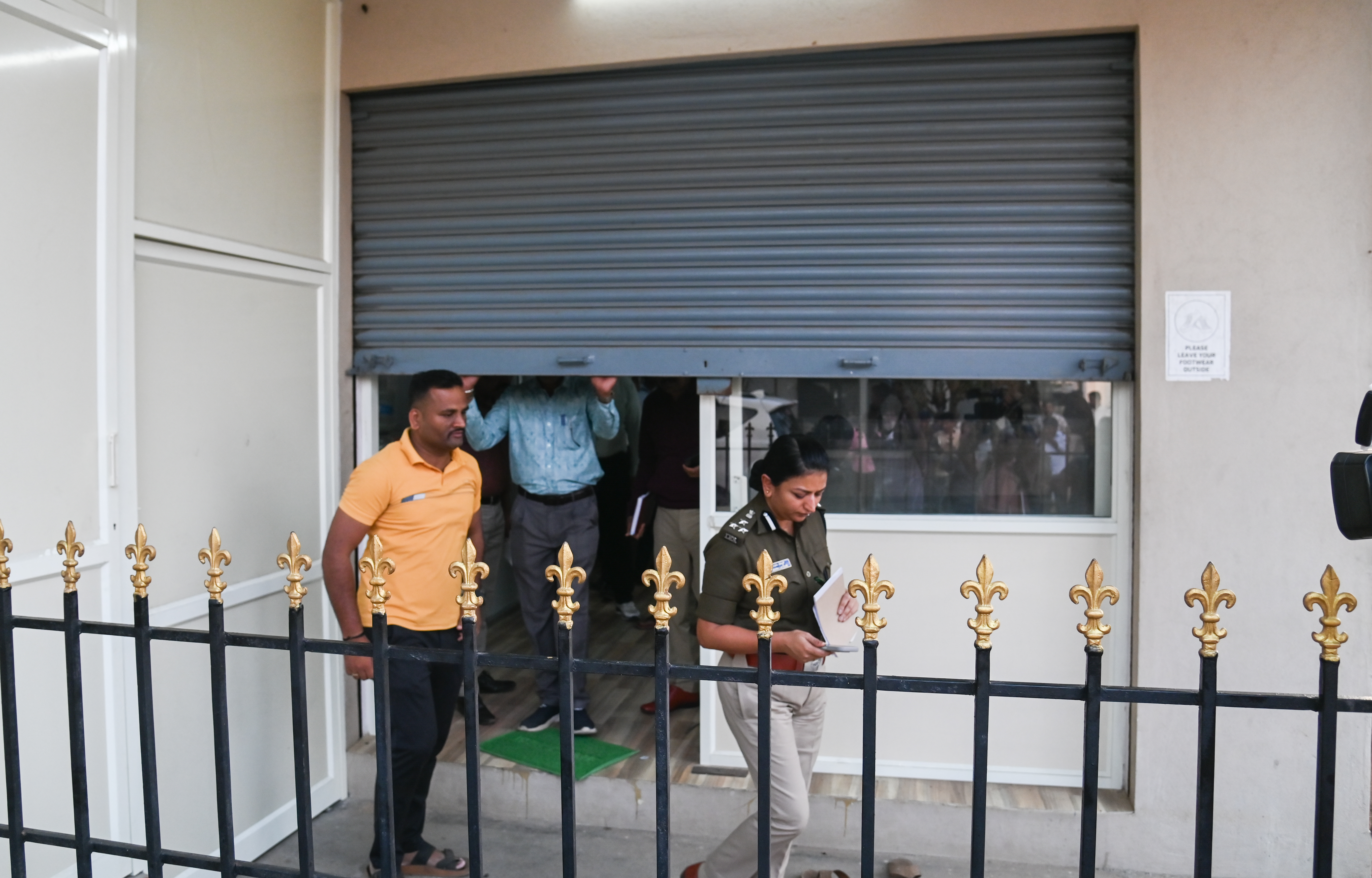 ಮೈಸೂರಿನ ಹೆಬ್ಬಾಳ್‌ ಕೈಗಾರಿಕಾ ಪ್ರದೇಶದಲ್ಲಿರುವ ಕಟ್ಟಡದಲ್ಲಿ ಡ್ರಗ್ಸ್‌ ಉತ್ಪಾದನೆ ಮಾಡಲಾಗುತ್ತಿದೆ ಎಂಬ ಅನುಮಾನದಲ್ಲಿ ದೆಹಲಿ ಪೊಲೀಸರು ದಾಳಿ ನಡೆಸಿದ್ದು ನಗರ ಪೊಲೀಸ್‌ ಆಯುಕ್ತೆ ಸೀಮಾ ಲಾಟ್ಕರ್ ಸ್ಥಳಕ್ಕೆ ಭೇಟಿ ನೀಡಿದರು– ಪ್ರಜಾವಾಣಿ ಚಿತ್ರ