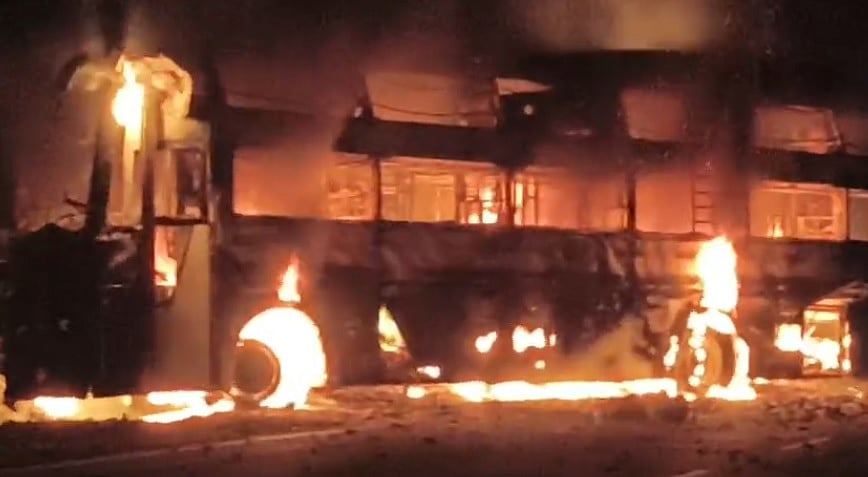 ಶಿವಮೊಗ್ಗ: ತಡರಾತ್ರಿ ಹೊತ್ತಿ ಉರಿದ ಬಸ್, 40 ಪ್ರಯಾಣಿಕರು ಅಪಾಯದಿಂದ ಪಾರು