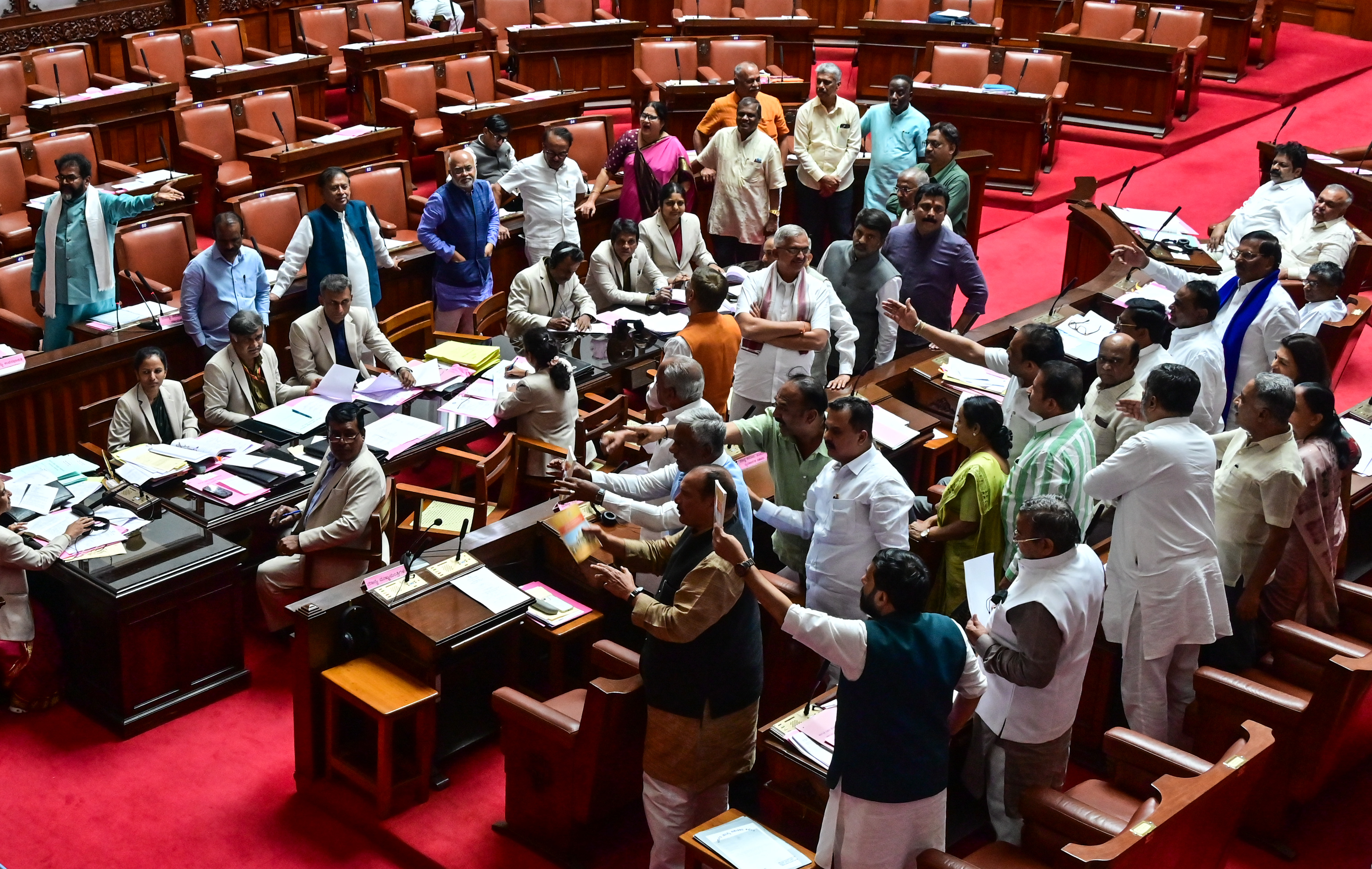 ನಾರಾಯಣಸ್ವಾಮಿ ಅವರನ್ನು ಅಮಾನತು ಮಾಡಬೇಕು ಎಂದು ಕಾಂಗ್ರೆಸ್‌ ಸದಸ್ಯರು ಪಟ್ಟು ಹಿಡಿದರು
ಪ್ರಜಾವಾಣಿ ಚಿತ್ರ. ಪ್ರಶಾಂತ್ ಎಚ್.ಜಿ.