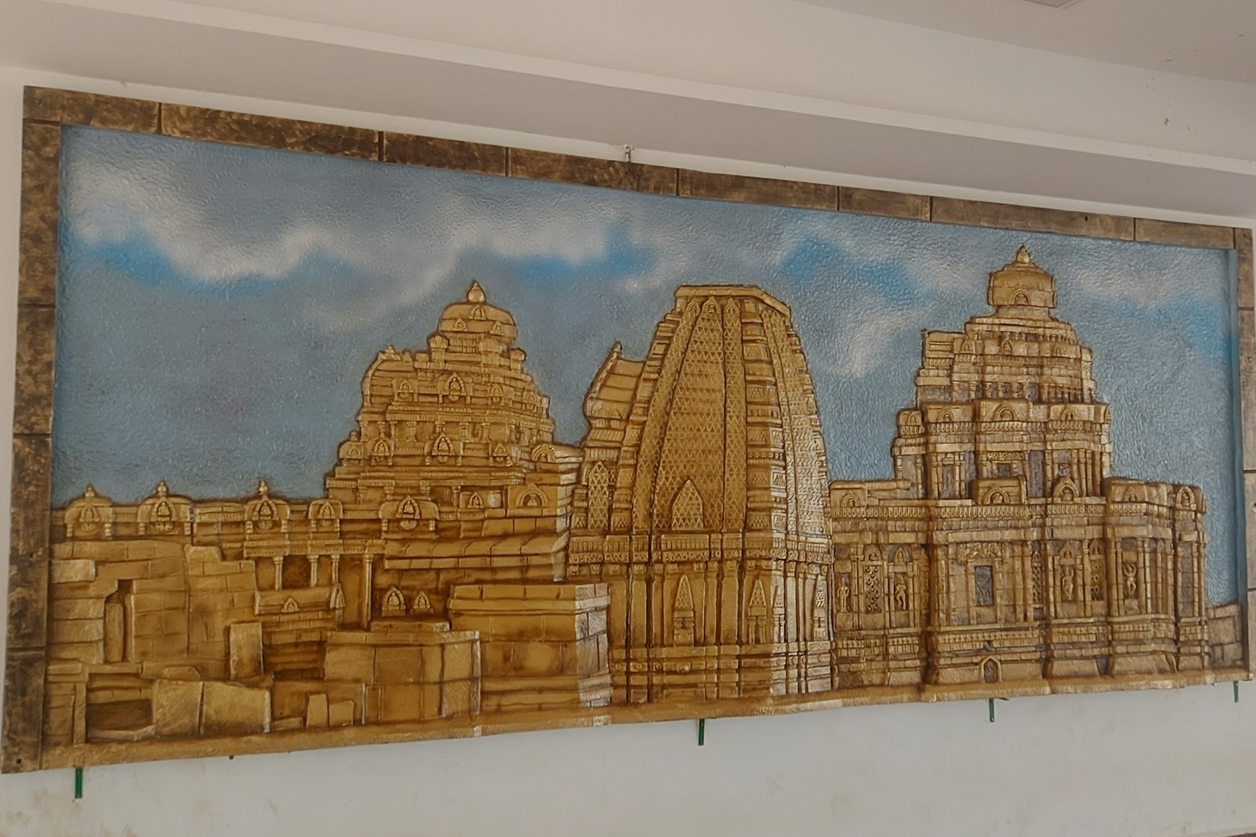 ಬಾದಾಮಿ ರೈಲ್ವೆ ಸ್ಟೇಷನ್ ಒಳಗೋಡೆಯಲ್ಲಿ ರೂಪಿಸಿದ ಪಟ್ಟದಕಲ್ಲು ದೇವಾಲಯಗಳ ಸಂಕೀರ್ಣ