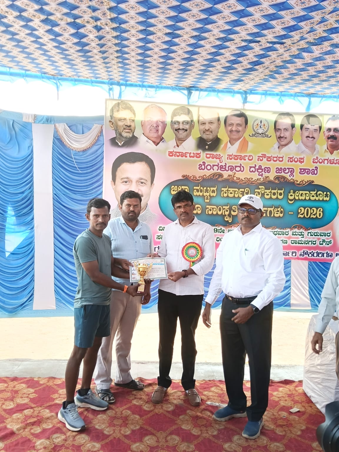 ಕ್ರೀಡಾ ಶಿಕ್ಷಕ ನಾಗರಾಜು ರಾಜ್ಯಮಟ್ಟಕ್ಕೆ ಆಯ್ಕೆಯಾಗಿ ಪ್ರಮಾಣಪತ್ರವನ್ನು ಸ್ವೀಕರಿಸುತ್ತಿರುವುದು