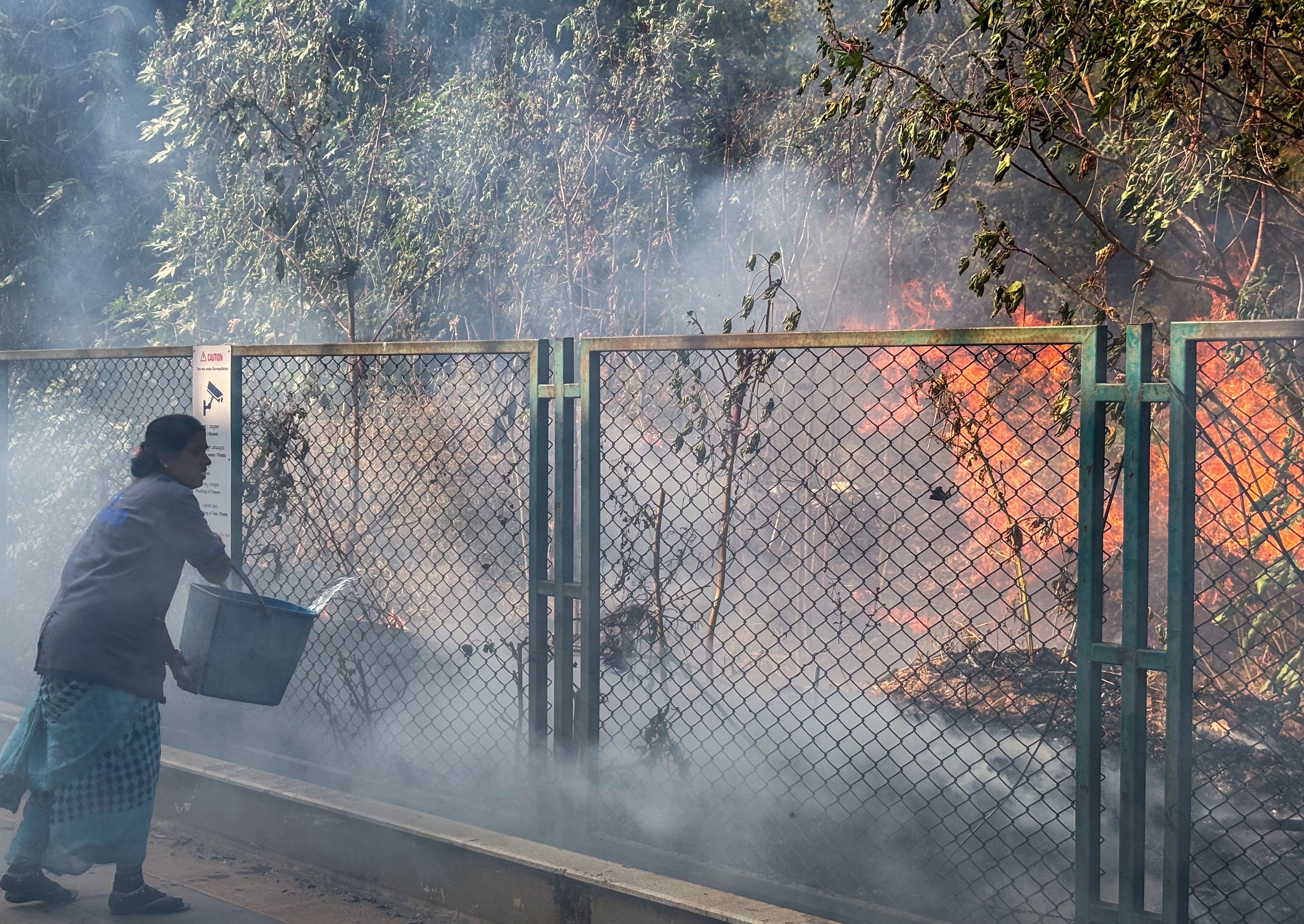  ನಗರದ ಮಹಾತ್ಮ ಗಾಂಧಿ ರಸ್ತೆಯಲ್ಲಿನ ಜನರಲ್‌ ಕಾರ್ಯಪ್ಪ ಸ್ಮಾರಕ ಉದ್ಯಾನದ ಬಳಿ ಬುಧವಾರ ಮಧ್ಯಾಹ್ನ ಕಾಣಿಸಿಕೊಂಡಿದ್ದ ಬೆಂಕಿ 