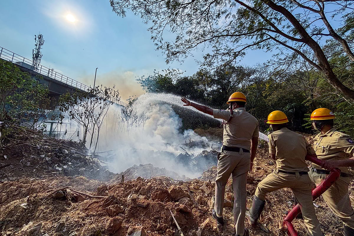 ಬೆಂಗಳೂರು| ಎಂ.ಜಿ ರಸ್ತೆಯ ಬೊಲೆವಾರ್ಡ್‌ ಬಳಿ ಹಾಕಿದ್ದ ತ್ಯಾಜ್ಯಕ್ಕೆ ಬೆಂಕಿ: ಆತಂಕ
