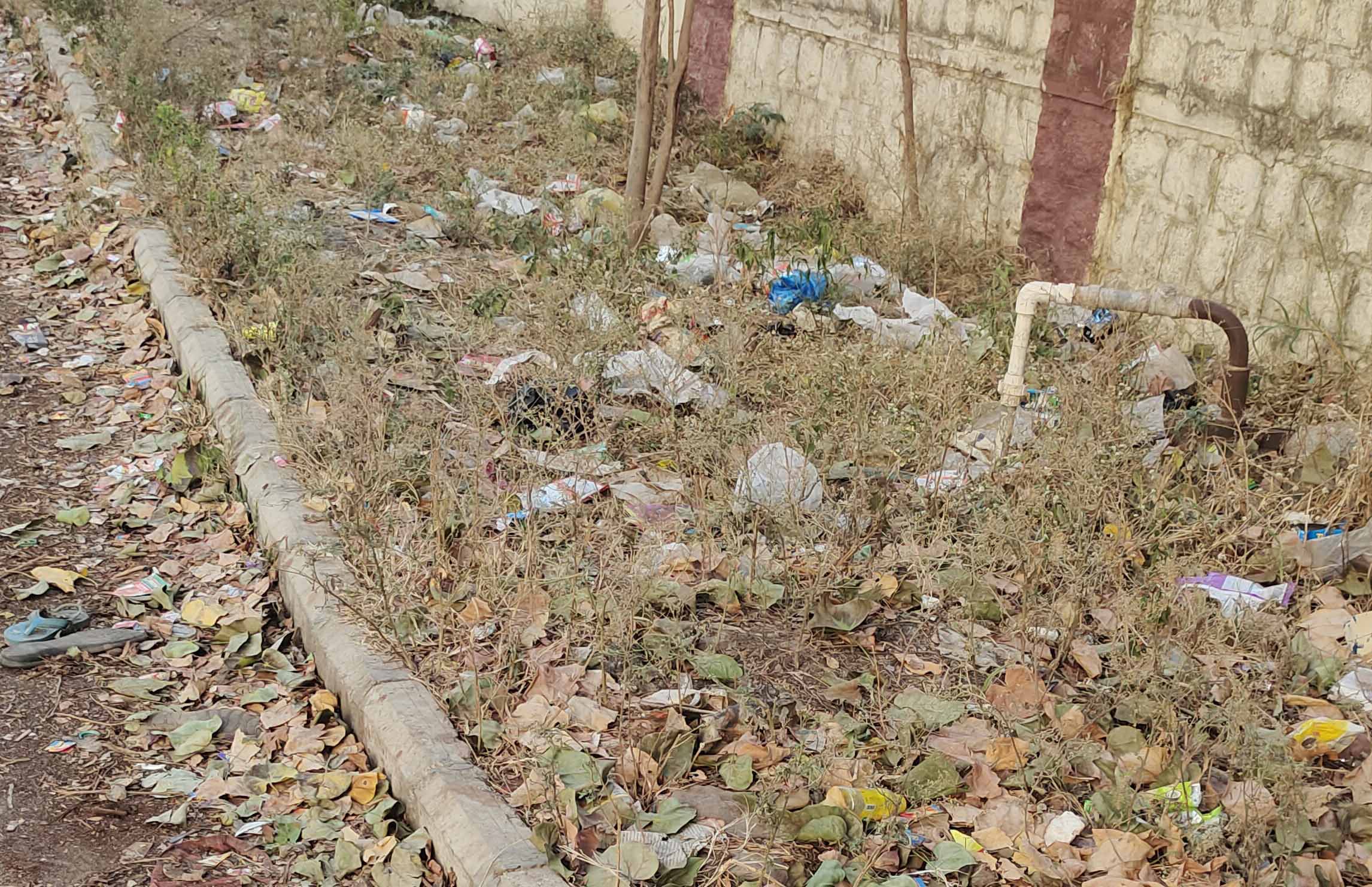 ನಿಲ್ಧಾಣದ ಆವರಣದಲ್ಲಿ ಕಸ ಬೆಳೆದು ಅದರ ಮದ್ಯ ಕೊಳವೆಬಾವಿ ಮುಚ್ಚಿರುವುದು