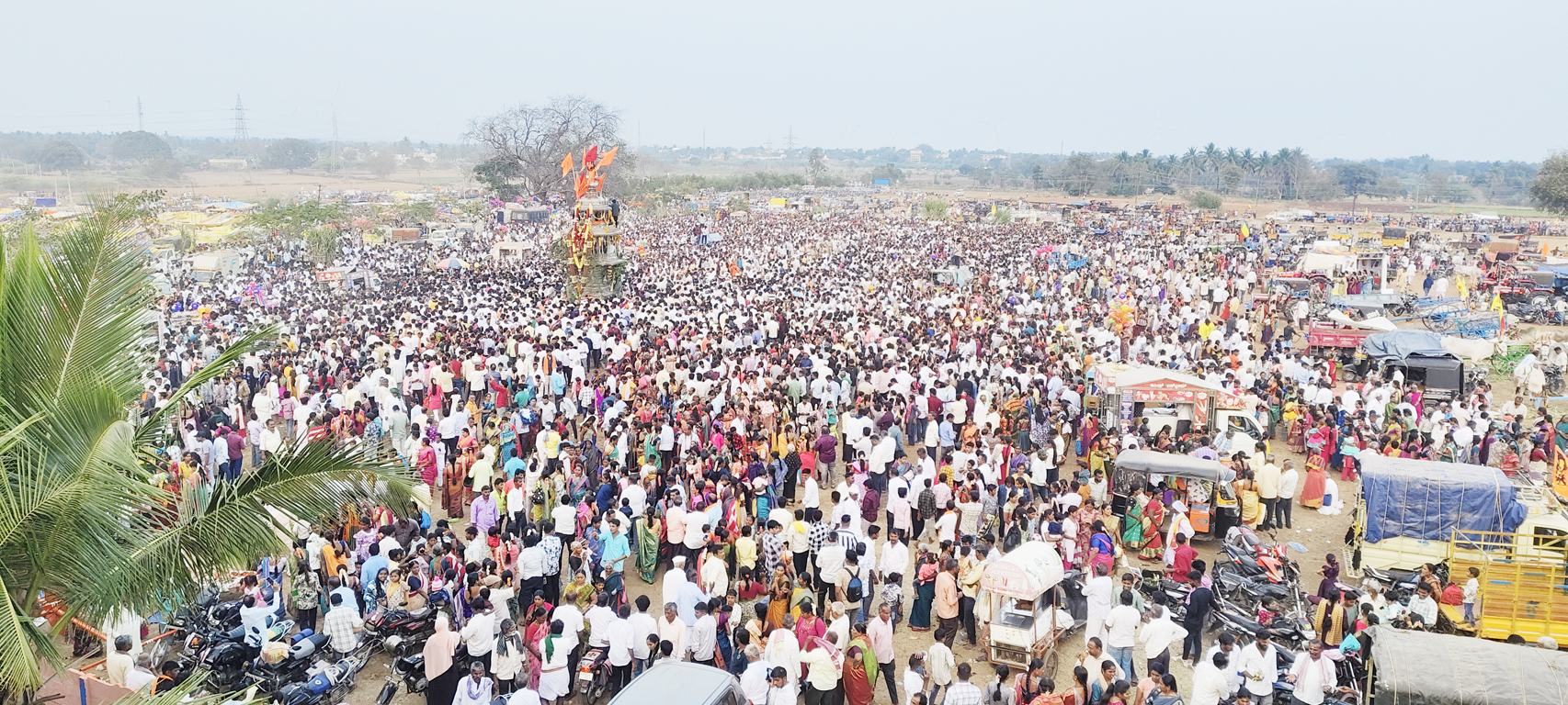ನರೇಗಲ್ ಮಜರೆ ಕೋಡಿಕೊಪ್ಪ ಗ್ರಾಮದ ಹಠಯೋಗಿ ವೀರಪ್ಪಜ್ಜನ ರಥೋತ್ಸವವು ಬುಧವಾರ ಸಾವಿರಾರು ಭಕ್ತರ ನಡುವೆ ವೈಭವದಿಂದ ಜರುಗಿತು