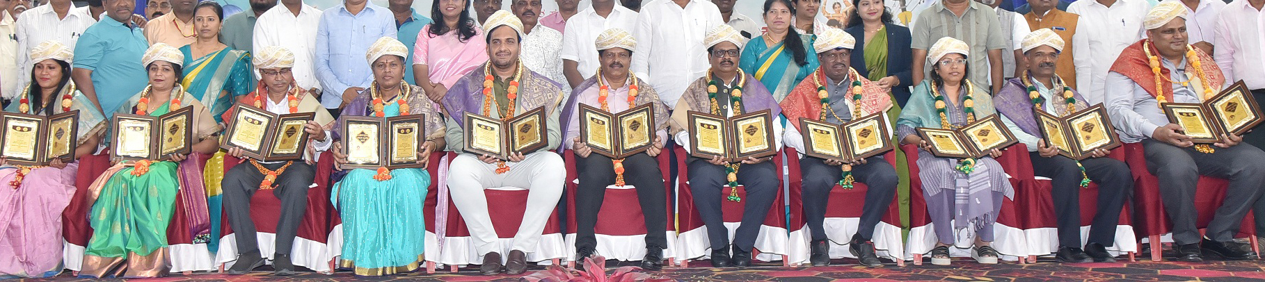 ತುಮಕೂರಿನಲ್ಲಿ ಬುಧವಾರ ಸರ್ವೋತ್ತಮ ಸೇವಾ ಪ್ರಶಸ್ತಿ ಪ್ರದಾನ ಮಾಡಲಾಯಿತು