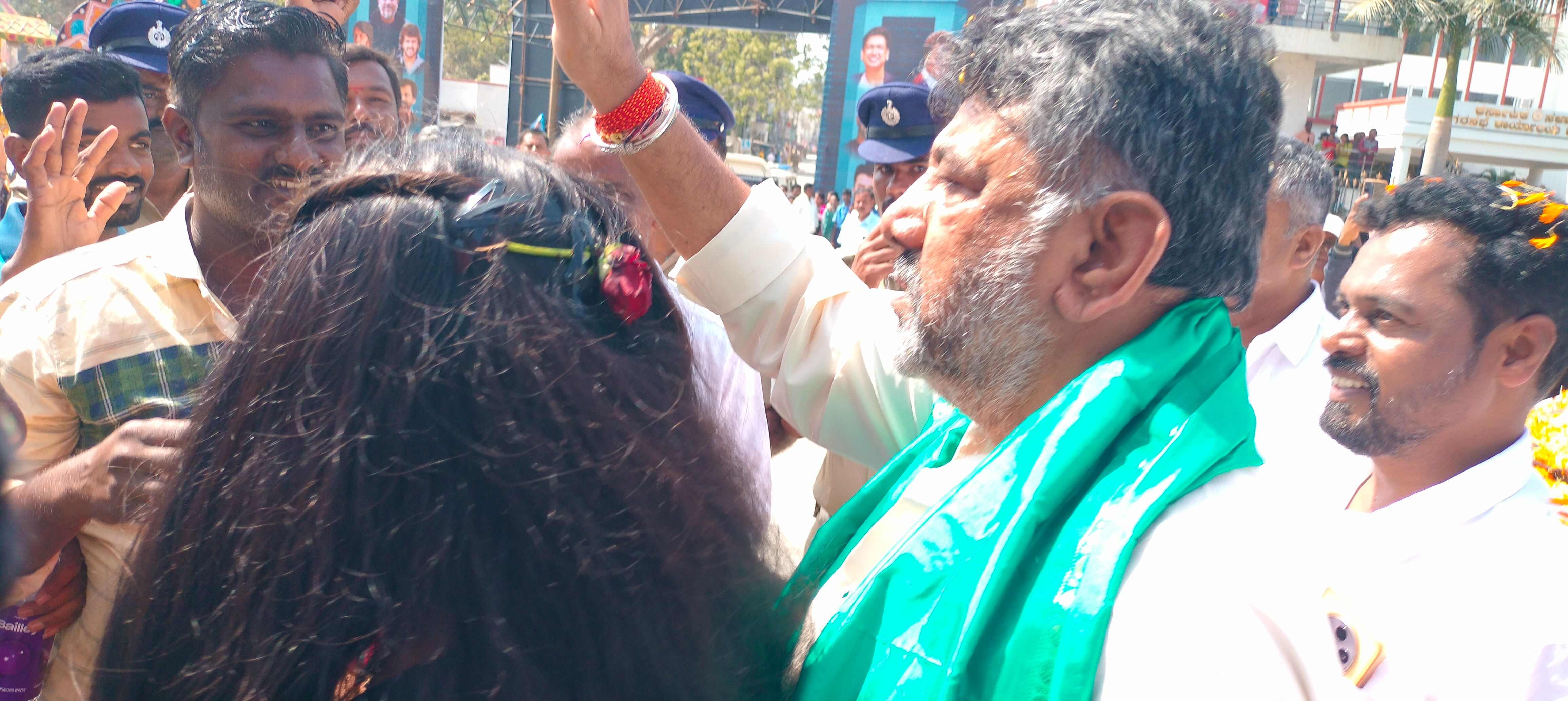 ಡಿಕೆ ಶಿವಕುಮಾರ್ ಅವರು ಮೆರವಣಿಗೆಯಲ್ಲಿ ಜನರ ತೈಬಿಸಿ ಅಭಿನಂದನೆ ಸಲ್ಲಿಸುತ್ತಿರುವುದು