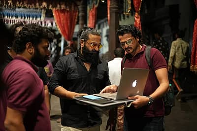 ಪೋಸ್ಟ್‌ನಲ್ಲಿ ‘ಕಲ್ಪನೆಯಲ್ಲಿದ್ದ ಜಗತ್ತಿಗೆ ಜೀವ ತುಂಬುತ್ತಿರುವ ಕ್ಷಣಗಳು’ ಎಂದು ಬರೆದಕೊಂಡಿದ್ದಾರೆ. 