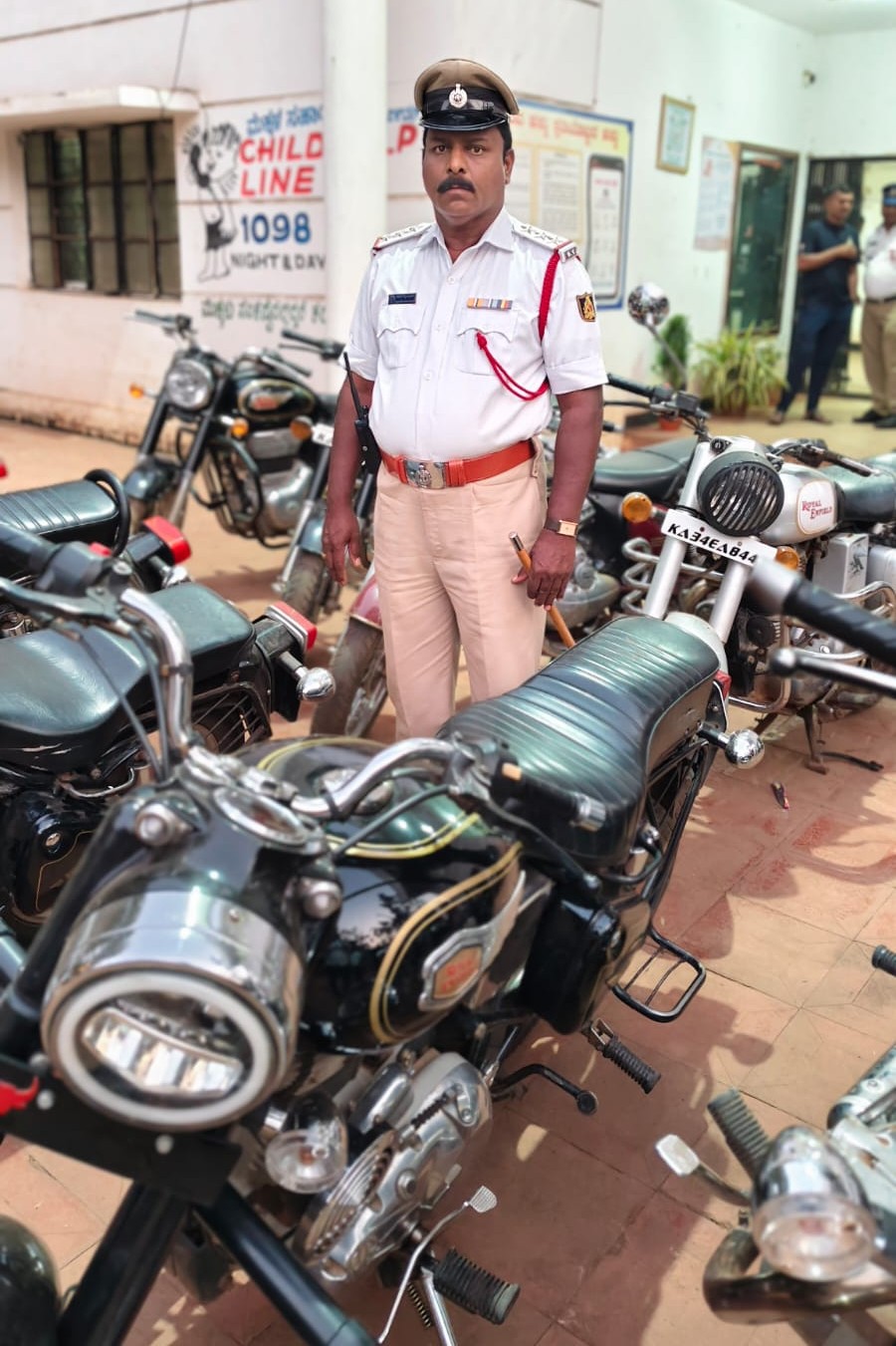 ಟ್ರಾಫಿಕ್‌ ಇನ್‌ಸ್ಪೆಕ್ಟರ್‌ ರಮೇಶ ಮೈಲೂರಕರ್‌ ನೇತೃತ್ವದಲ್ಲಿ ಕಾರ್ಯಾಚರಣೆ ನಡೆಸಿ ಬೈಕ್‌ ಜಪ್ತಿ ಮಾಡಿರುವುದು