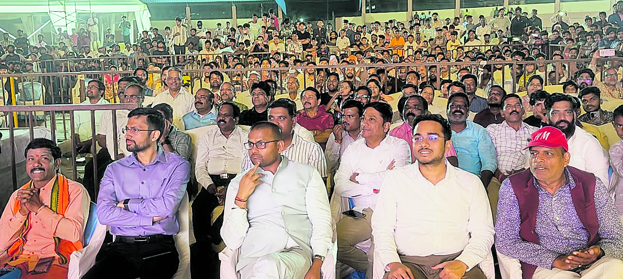 ‘ಮಿಸ್ಟರ್ ಕಲ್ಯಾಣ ಕರ್ನಾಟಕ‘ ದೇಹದಾರ್ಢ್ಯ ಸ್ಪರ್ಧೆ ವೀಕ್ಷಿಸಿದ ಅಧಿಕಾರಿಗಳ ತಂಡ ಹಾಗೂ ಸಾರ್ವಜನಿಕರು