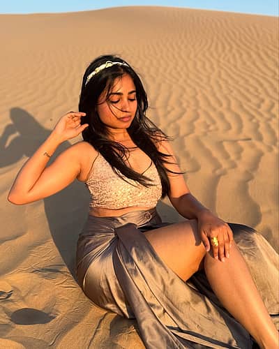    ದೇವದತ್ ಹಾಗೂ ತಿಲಕ್ ಇಬ್ಬರು ಅಣ್ಣ-ತಮ್ಮ ಆಗಿರುತ್ತಾರೆ. ಇಬ್ಬರೂ ಆತ್ಮೀಯರಾಗಿರುತ್ತಾರೆ. ತಿಲಕ್ ಹಾಗೂ ಪವಿತ್ರಾ ಪ್ರೀತಿಸುತ್ತಿರುತ್ತಾರೆ. ಆದರೆ ಕೊನೆಯ ಕ್ಷಣದಲ್ಲಿ ದೇವದತ್ ಅನ್ನು ಮದುವೆಯಾಗುವ ಪರಿಸ್ಥಿತಿ ಎದುರಾಗುತ್ತದೆ. ಇದು ಪವಿತ್ರ ಬಂಧನ ಧಾರಾವಾಹಿಯ ಆರಂಭಿಕ ಕಥೆಯಾಗಿದೆ.