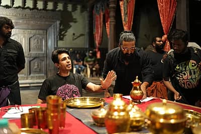 ಕುಲಶೇಖರನ ಪಾತ್ರವಿರುವ ಅರಮನೆಯಲ್ಲಿನ ದೃಶ್ಯಗಳು ಸೇರಿದಂತೆ ತೆರೆ ಹಿಂದಿನ ಕ್ಷಣಗಳ ಫೋಟೊಗಳನ್ನು ಹಂಚಿಕೊಂಡಿದ್ದಾರೆ.