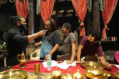 ಕನ್ನಡ ಚಿತ್ರರಂಗಕ್ಕೆ ಹೊಸ ಅಲೆ ಮೂಡಿಸಿದ್ದ ಸಿನಿಮಾ ಕಾಂತಾರ. ಮೊದಲ ಭಾಗ ಹಾಗೂ ಕಾಂತಾರ– ಅಧ್ಯಾಯ1 ವಿಶ್ವದಾದ್ಯಂತ ಪ್ರೇಕ್ಷಕರನ್ನು ಸೆಳೆಯುವಲ್ಲಿ ಯಶಸ್ವಿಯಾಗಿದೆ. 