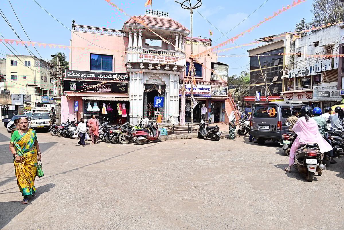 ಹುಬ್ಬಳ್ಳಿ–ಧಾರವಾಡ | ವಾಹನ ದಟ್ಟಣೆ ತಪ್ಪಿಸಿ; ನೀರು ನೀಡಿ