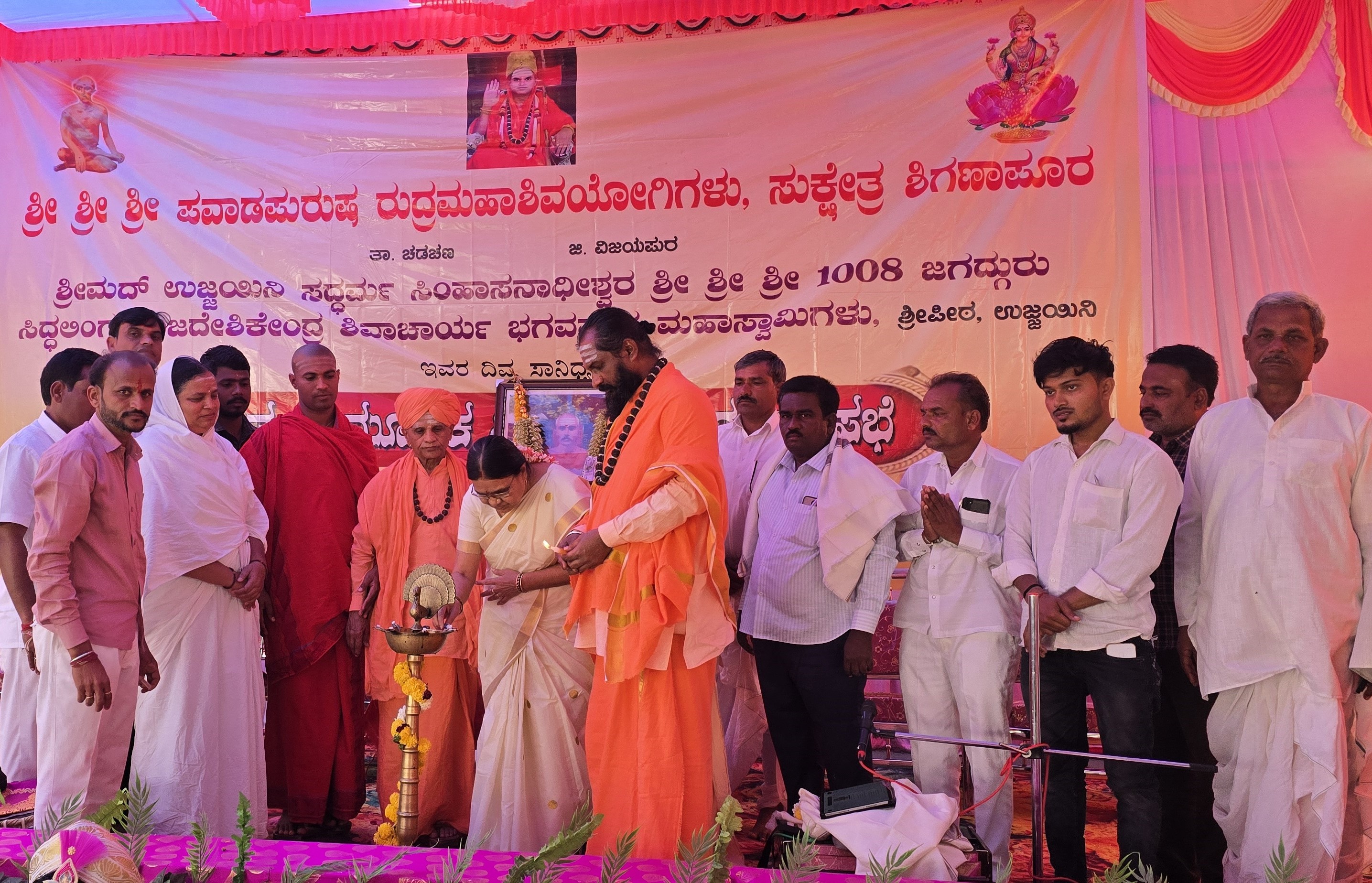 ಹೊರ್ತಿ ಸಮೀಪದ ಶಿಗಣಾಪುರದ ರುದ್ರ ಮಹಾರಾಜರ ಪುಣ್ಯಾರಾಧನೆಯ ಜಾತ್ರಾ ಮಹೋತ್ಸವದ ಅಂಗವಾಗಿ ನಡೆದ ಸಾಮೂಹಿಕ ವಿವಾಹ ಕಾರ್ಯಕ್ರಮ ಮತ್ತು ಧರ್ಮಸಭೆಯನ್ನು ರೇಣುಕಾ ಕಟಕಧೋಂಡ ಉದ್ಘಾಟಿಸಿದರು 