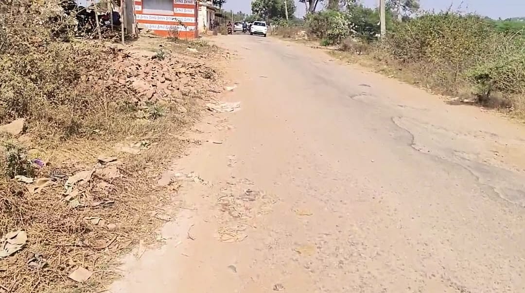 
ವಿಜಯಪುರ: ಹೆಜ್ಜೆ ಹೆಜ್ಜೆಗೂ ಹಳ್ಳ ಗುಂಡಿಗಳು..