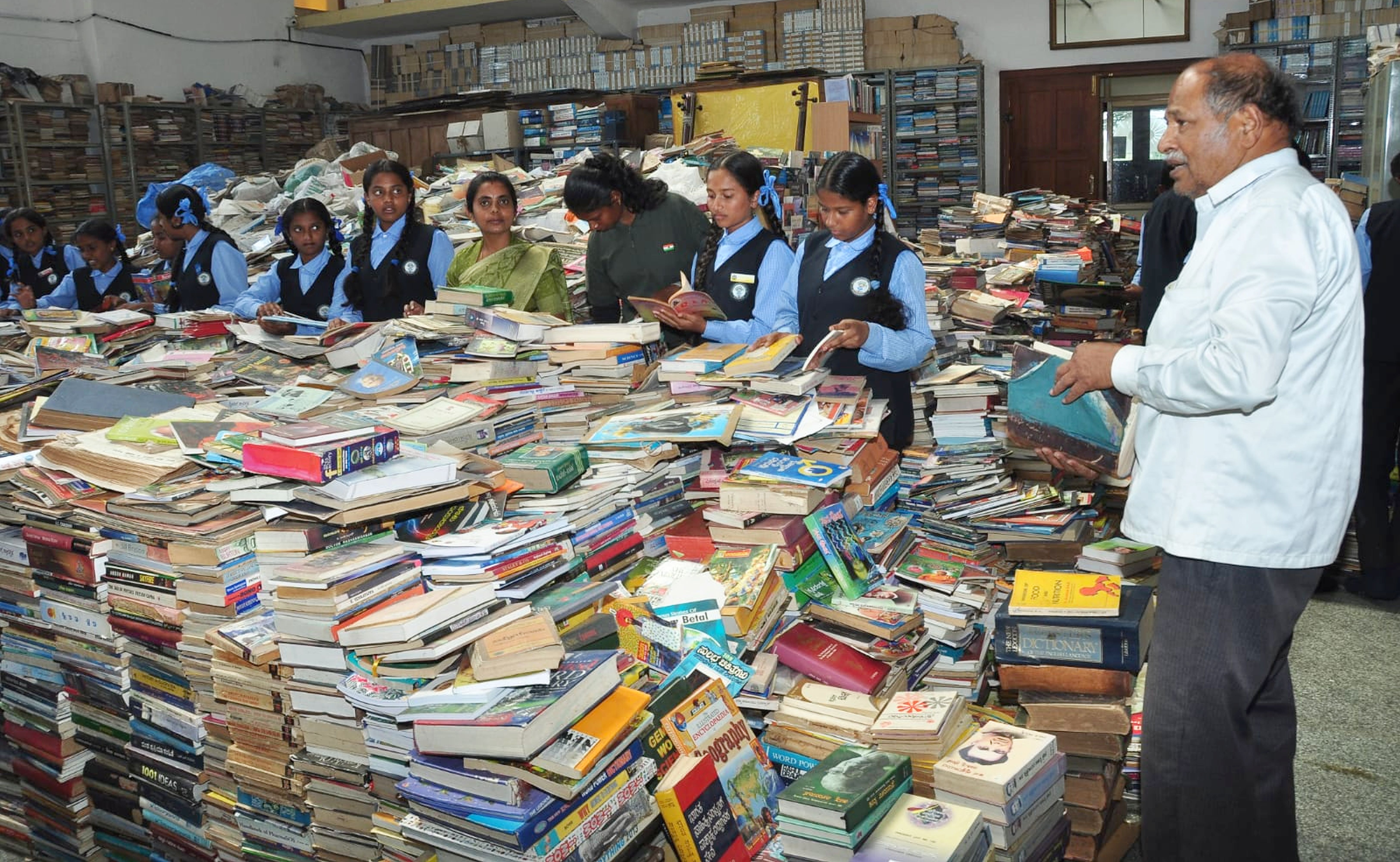 ಪಾಂಡವಪುರ ತಾಲ್ಲೂಕಿನ ಹರಳಹಳ್ಳಿಯ ‘ಪುಸ್ತಕ ಮನೆ’ಯಲ್ಲಿ ಎಂ.ಅಂಕೇಗೌಡ ಮತ್ತು ವಿದ್ಯಾರ್ಥಿಗಳು ಪುಸ್ತಕ ಓದುತ್ತಿರುವ ದೃಶ್ಯ 