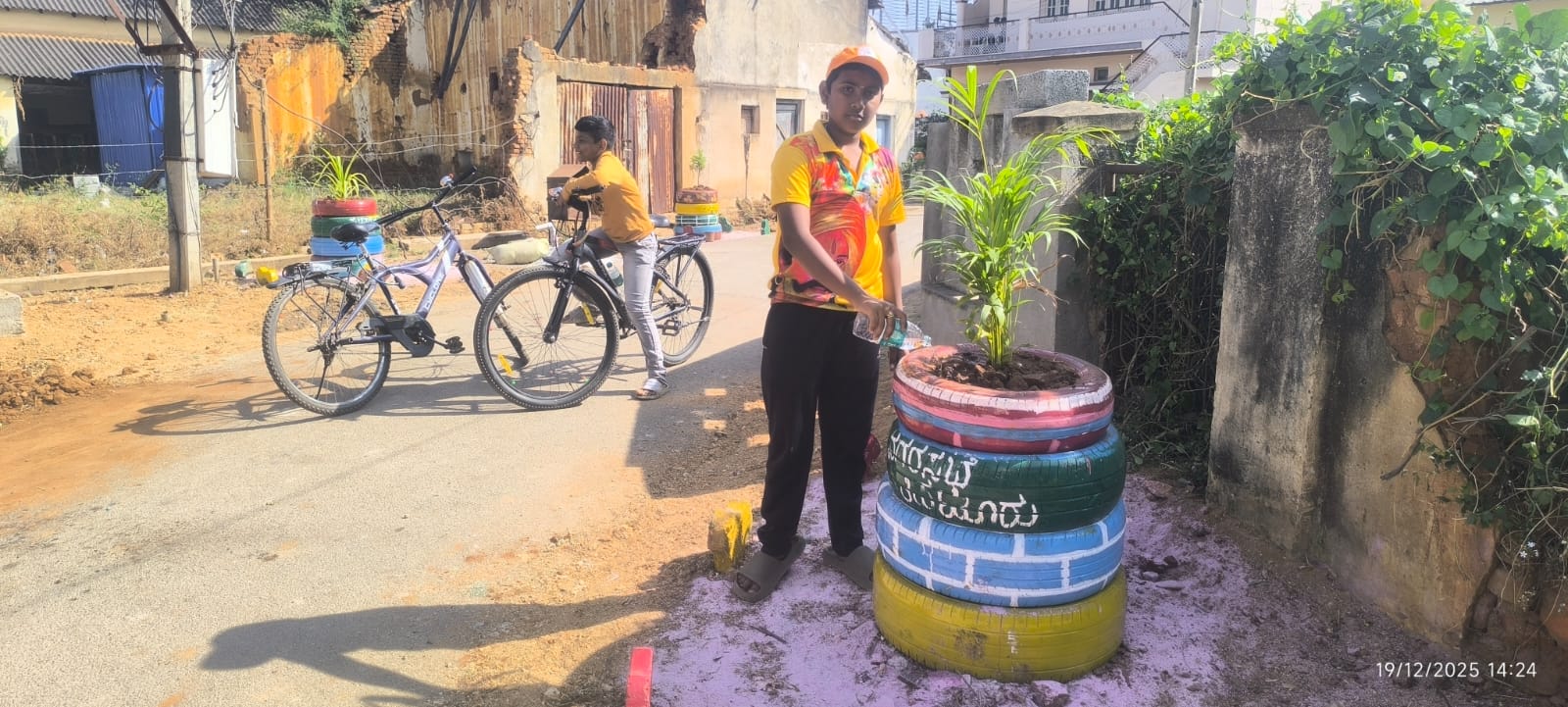 ನಗರದ ವಿವಿಧಡೆ ಕಸದಿಂದ ಕೂಡಿದ್ದ ಸ್ಥಳದಲ್ಲಿ ಹಳೆಯಟೈರ್‌ಗಳಿಂದ ಅಲಂಕಾರಿಕ ಸ್ಥಳವಾಗಿ ಬದಲಾವಣೆ.