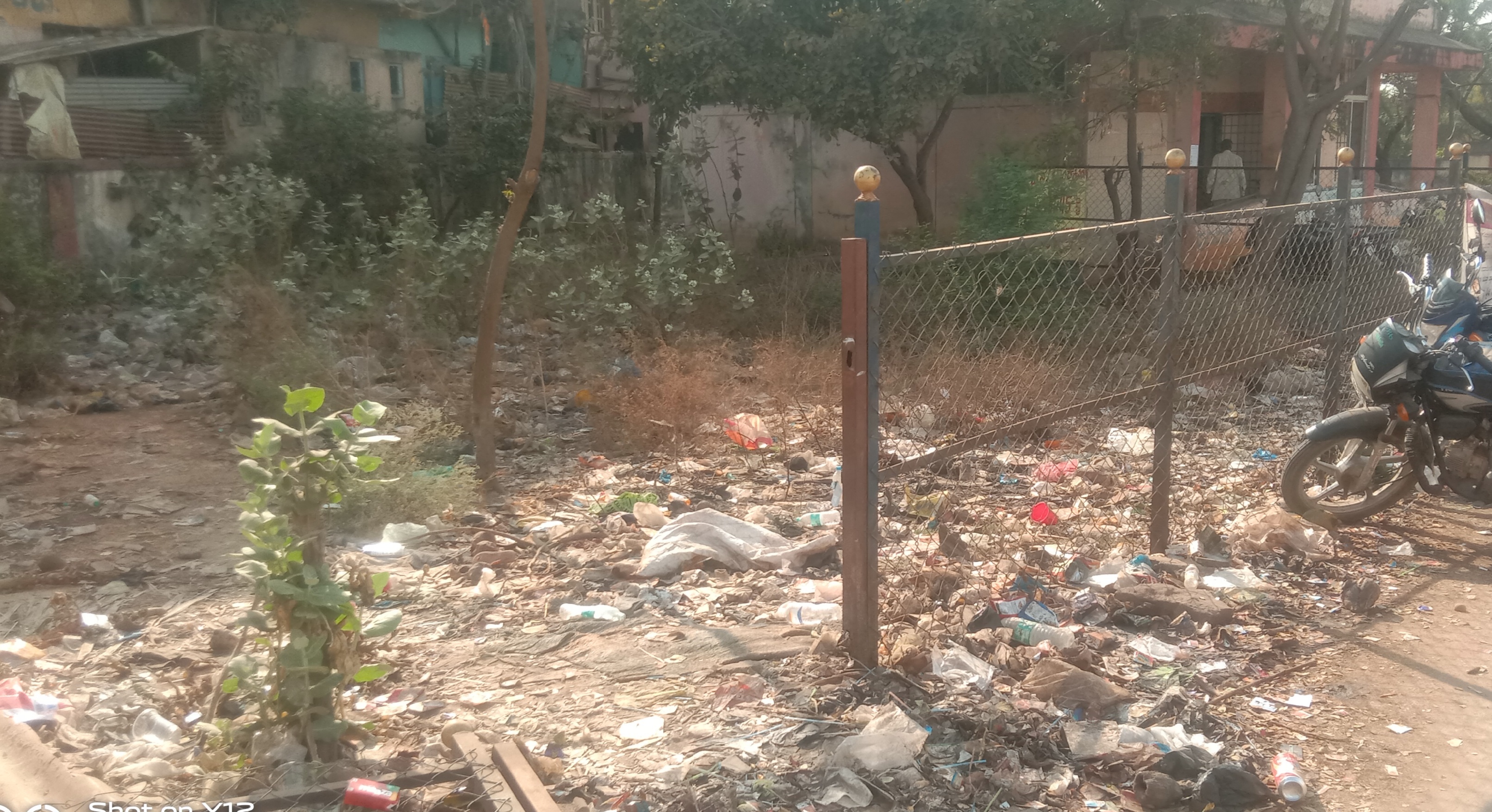 ನರಗುಂದದ ಬಸ್ ನಿಲ್ದಾಣದ ಆವರಣದಲ್ಲಿ ಶೌಚಾಲಯ ಪಕ್ಕದಲ್ಲಿ ತ್ಯಾಜ್ಯ ರಾಶಿ