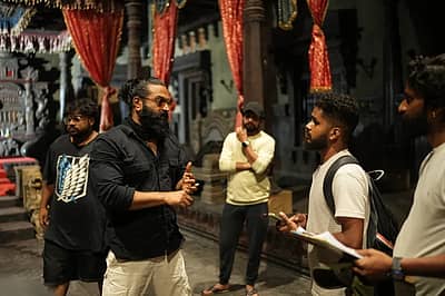 2025ರ ಅಕ್ಟೋಬರ್ 2ರಂದು ತೆರೆಕಂಡ ಕಾಂತಾರ ಅಧ್ಯಾಯ 1ರ ಚಿತ್ರೀಕರಣದ ಸಮಯದ ಫೋಟೊಗಳನ್ನು ರಿಷಬ್‌ ಹಂಚಿಕೊಂಡಿದ್ದಾರೆ. 