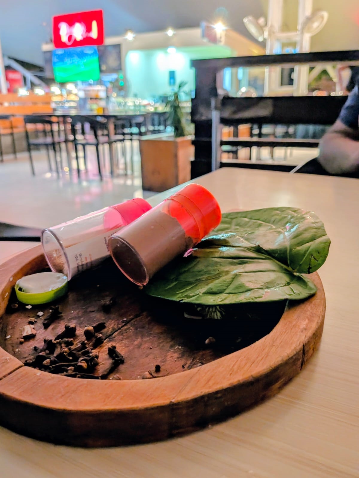 ಮಾಲ್ಡೀವ್ಸ್‌ ರೆಸ್ಟೊರೆಂಟ್‌ ಒಂದರಲ್ಲಿ ಮೈಸೂರು ವೀಳ್ಯದೆಲೆ ಇಟ್ಟಿರುವುದು