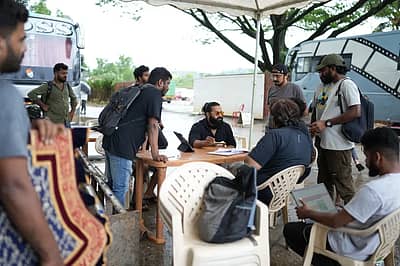 ‘ನಮ್ಮ ಕಥೆಯ ಎಳೆಯನ್ನು ತಿಳಿಸಿದ ಕ್ಷಣ ಇದು. ಕಾಗದದ ಮೇಲೆ ಬರೆದಿದ್ದ ಪಾತ್ರವು ನನ್ನ ನಟರ ಮೂಲಕ ಜೀವ ಪಡೆದ ಕ್ಷಣ. ನಮ್ಮ ಮೊದಲ ಕಾರ್ಯಾಗಾರವು ಕೇವಲ ಪೂರ್ವಾಭ್ಯಾಸವಾಗಿರಲಿಲ್ಲ. ಅದು ಕಲ್ಪನೆಗೆ ಭಾವನೆಗಳಿಗೆ ಜೀವ ತುಂಬಿತು. ಕಾಂತಾರ ತಂಡದ ಬಗ್ಗೆ ನನಗೆ ಅಪಾರ ಪ್ರೀತಿ ಇದೆ’ ಎಂದು ಬರೆದುಕೊಂಡಿದ್ದರು.  