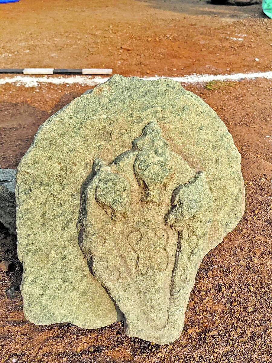 ಲಕ್ಕುಂಡಿ: ಮೂರು ಹೆಡೆಯ ನಾಗ ಶಿಲ್ಪ ಪತ್ತೆ