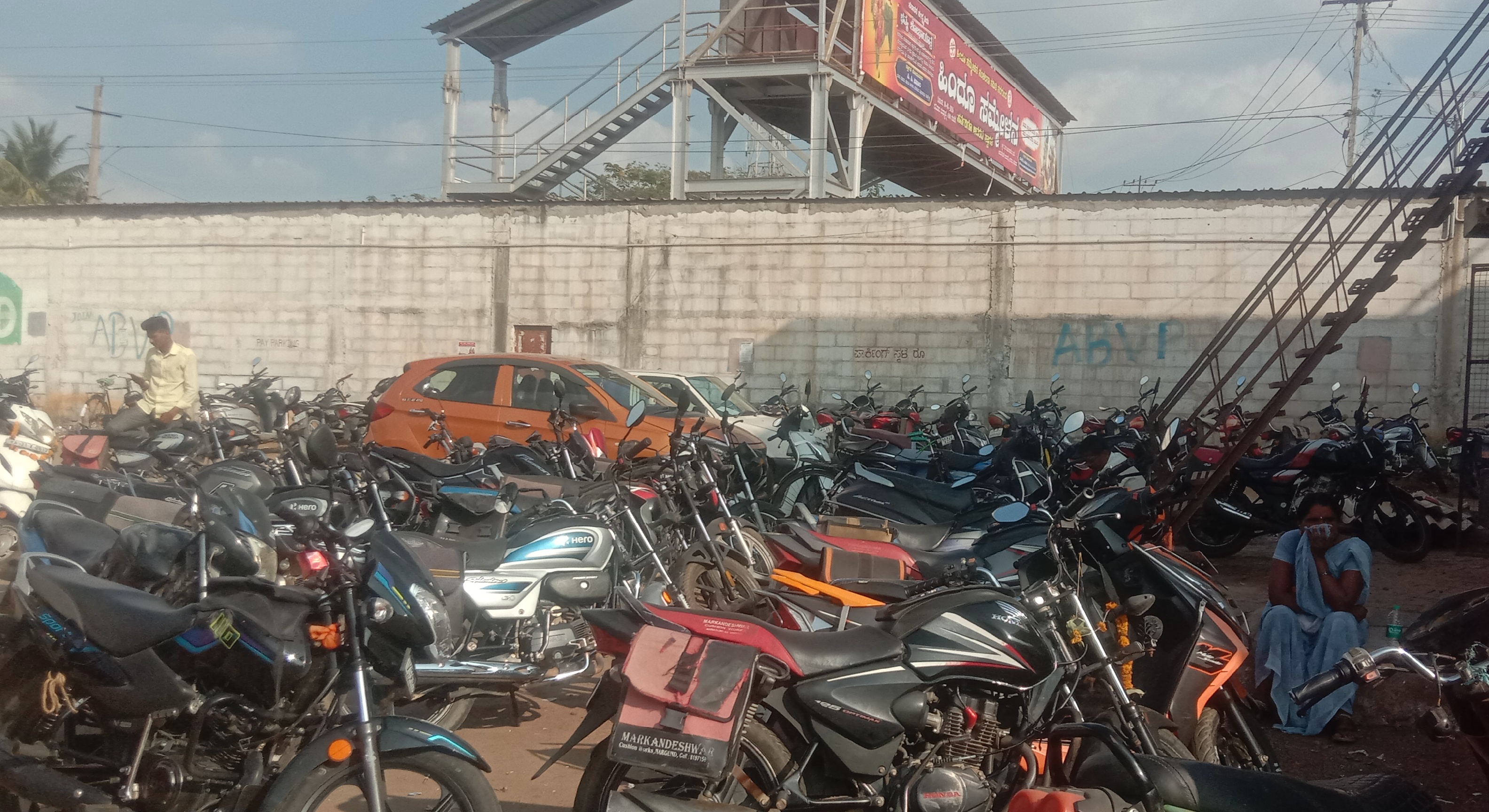 ನರಗುಂದದ ಬಸ್ ನಿಲ್ದಾಣ ದಲ್ಲಿ ಎಲ್ಲೆಂದರಲ್ಲಿ ಬೈಕ್ ಗಳನ್ನು ನಿಲ್ಲಿಸಿದ ದೃಶ್ಯ