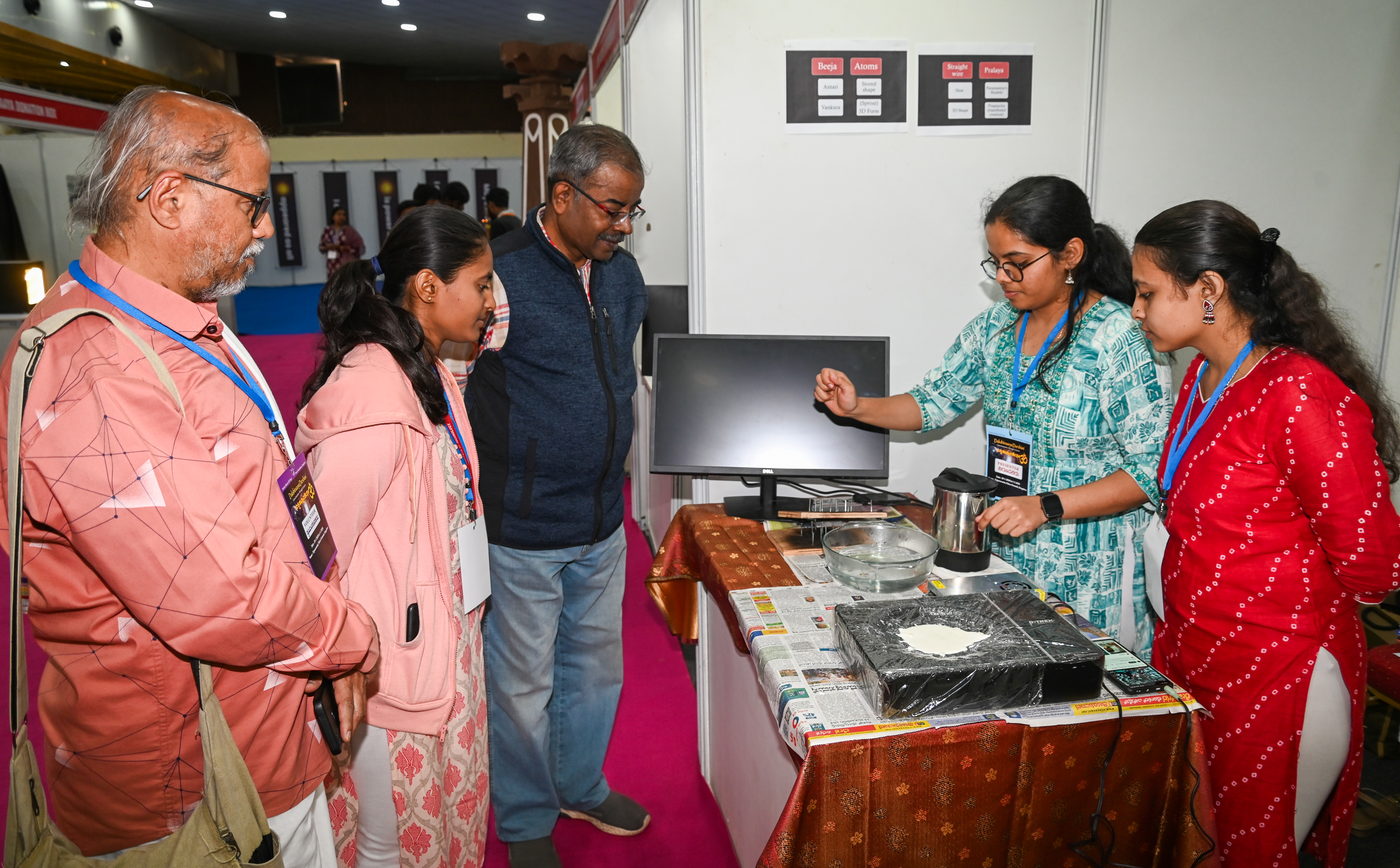 ವಿದ್ಯಾರ್ಥಿಗಳು ವಿಜ್ಞಾನ ವಸ್ತು ಪ್ರದರ್ಶನದಲ್ಲಿ ವಿವರಣೆ ನೀಡಿದರು. 