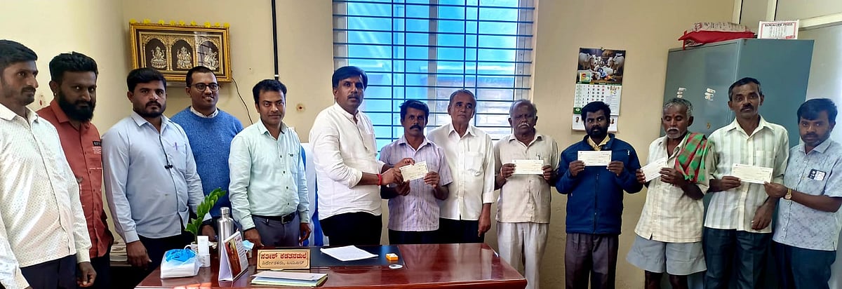 ರಾಜಾನುಕುಂಟೆ: ರೈತರಿಗೆ ಆರೋಗ್ಯ ವೆಚ್ಚದ ಚೆಕ್ ವಿತರಣೆ 