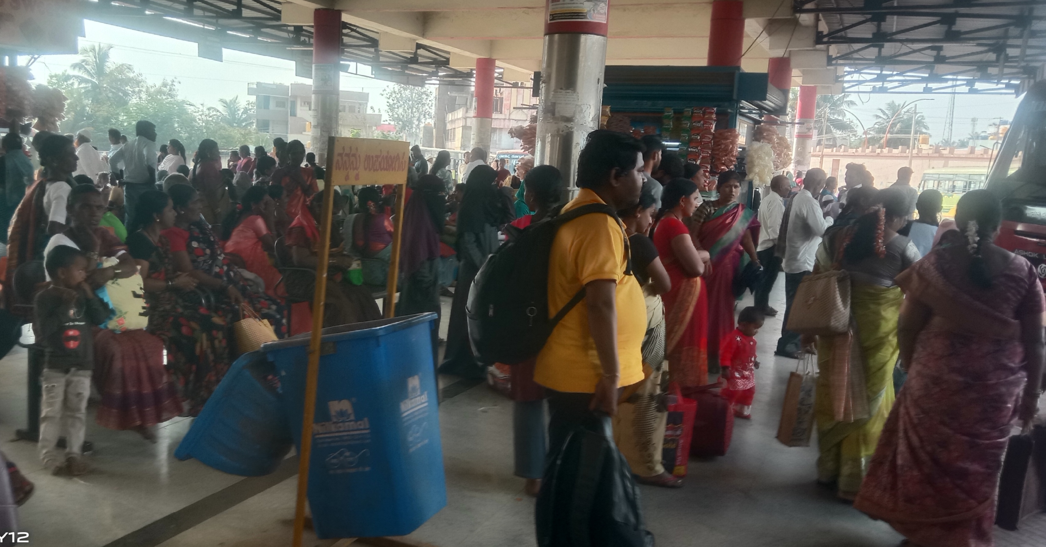 ನರಗುಂದ ಬಸ್ ನಿಲ್ದಾಣ ಪ್ರಯಾಣೀಕರ ದಟ್ಟಣೆಯಿಂದ ಕೂಡಿದ ದೃಶ್ಯ