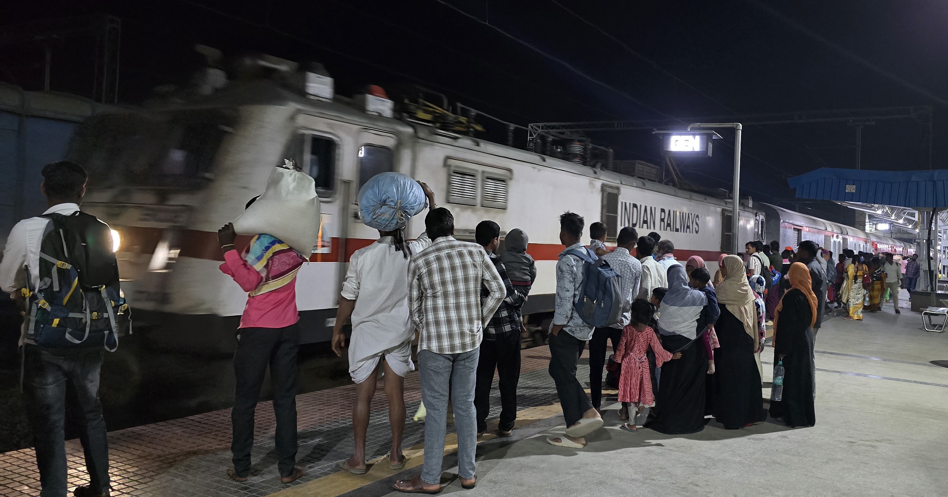 ಯಾದಗಿರಿ ರೈಲು ನಿಲ್ದಾಣದಲ್ಲಿ ರೈಲಿಗಾಗಿ ಕಾಯುತ್ತಿರುವ ಪ್ರಯಾಣಿಕರು