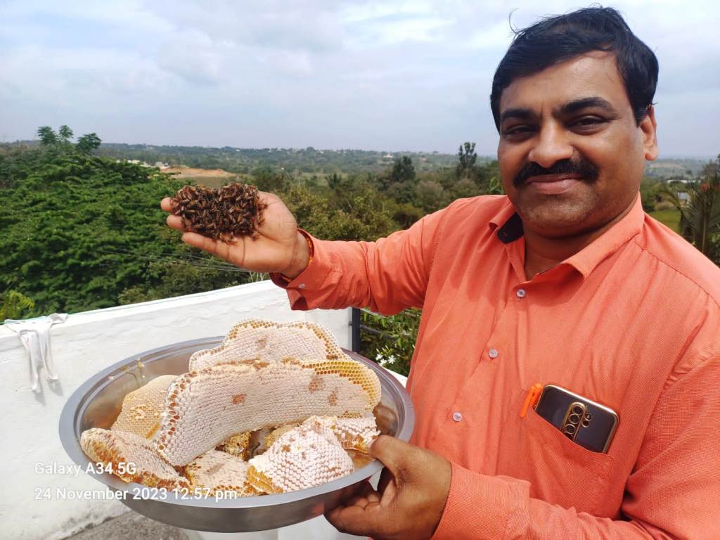 ಜಮೀನಲ್ಲಿ ಜೇನು ಕೃಷಿ ಮಾಡಿರುವುದನ್ನು ತೋರಿಸುತ್ತಿರುವ ಕೇಶವಮೂರ್ತಿ