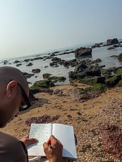 ಕಡಲ ತೀರದಲ್ಲಿ ಕುಳಿತು ತಮ್ಮ ನೊಟ್‌ ಪುಸ್ತಕದಲ್ಲಿ ಕೆಲ ಸಾಲುಗಳನ್ನು ಬರೆದ ಫೋಟೊವನ್ನು ಹಂಚಿಕೊಂಡಿದ್ದಾರೆ
