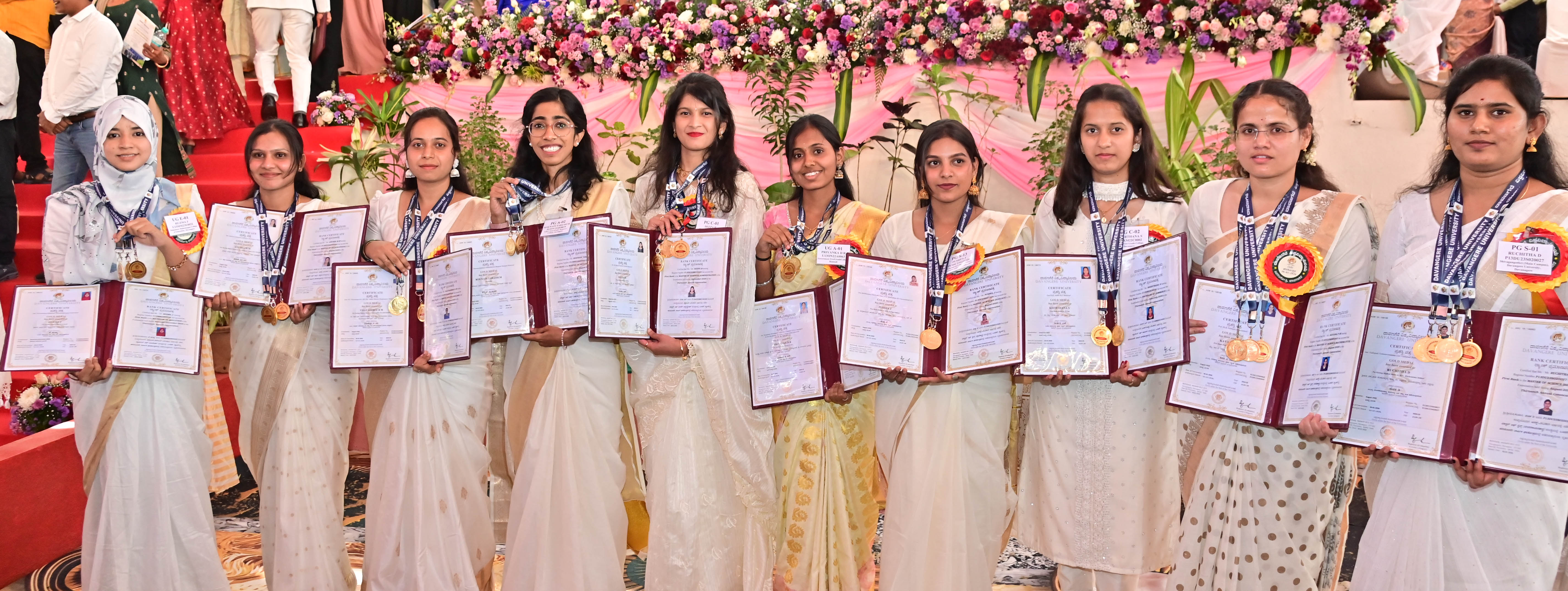 13ನೇ ಘಟಿಕೋತ್ಸವದಲ್ಲಿ ಚಿನ್ನದ ಪದಕ ಪಡೆದ ವಿದ್ಯಾರ್ಥಿನಿಯರು (ಎಡದಿಂದ) ಜೆ.ಹುಜ್ಮಾ ಅನುಷಾ ಎಂ.ಎಂ ವಿಜಯಶ್ರೀ ಬಿ.ಎಂ ಕೌನೈನ್ ತಬಸ್ಸುಮ್ ದೀಪಾ ಆರ್. ಪ್ರಿಯಾಂಕಾ ಡಿ.ಆರ್. ಪುಷ್ಪಾ ಜೆ. ಕೀರ್ತನ್ ಎಸ್. ಕವನಾ ಪಿ.ಎಂರುಚಿತಾ ಡಿ.