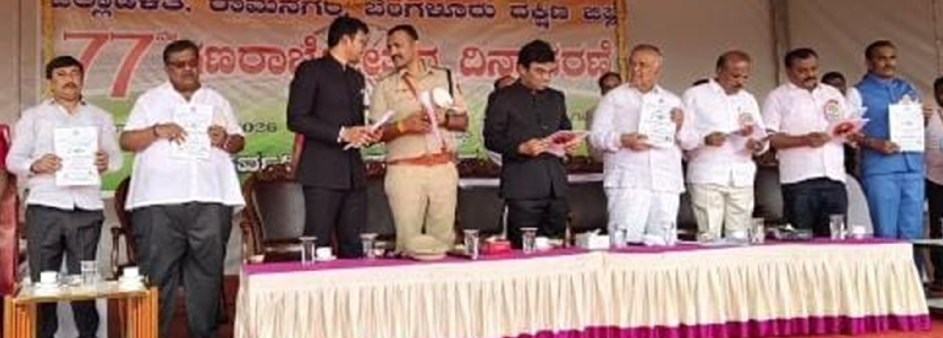 ಗಣರಾಜ್ಯೋತ್ಸವ ಸಮಾರಂಭದಲ್ಲಿ ಜಿಲ್ಲಾ ಉಸ್ತುವಾರಿ ಸಚಿವ ರಾಮಲಿಂಗಾ ರೆಡ್ಡಿ ಅವರು ‘ಪ್ರಗತಿ ಪಥ’ ವಿದ್ಯಾರ್ಥಿ ಕೈಪಿಡಿ ಬಿಡುಗಡೆ ಮಾಡಿದ ಸಂದರ್ಭ. ಜಿಲ್ಲಾಧಿಕಾರಿ ಯಶವಂತ್ ವಿ. ಗುರುಕರ್ ಜಿಲ್ಲಾ ಪಂಚಾಯಿತಿ ಸಿಇಒ ಅನ್ಮೋಲ್ ಜೈನ್ ಹಾಗೂ ಇತರರು ಇದ್ದಾರೆ