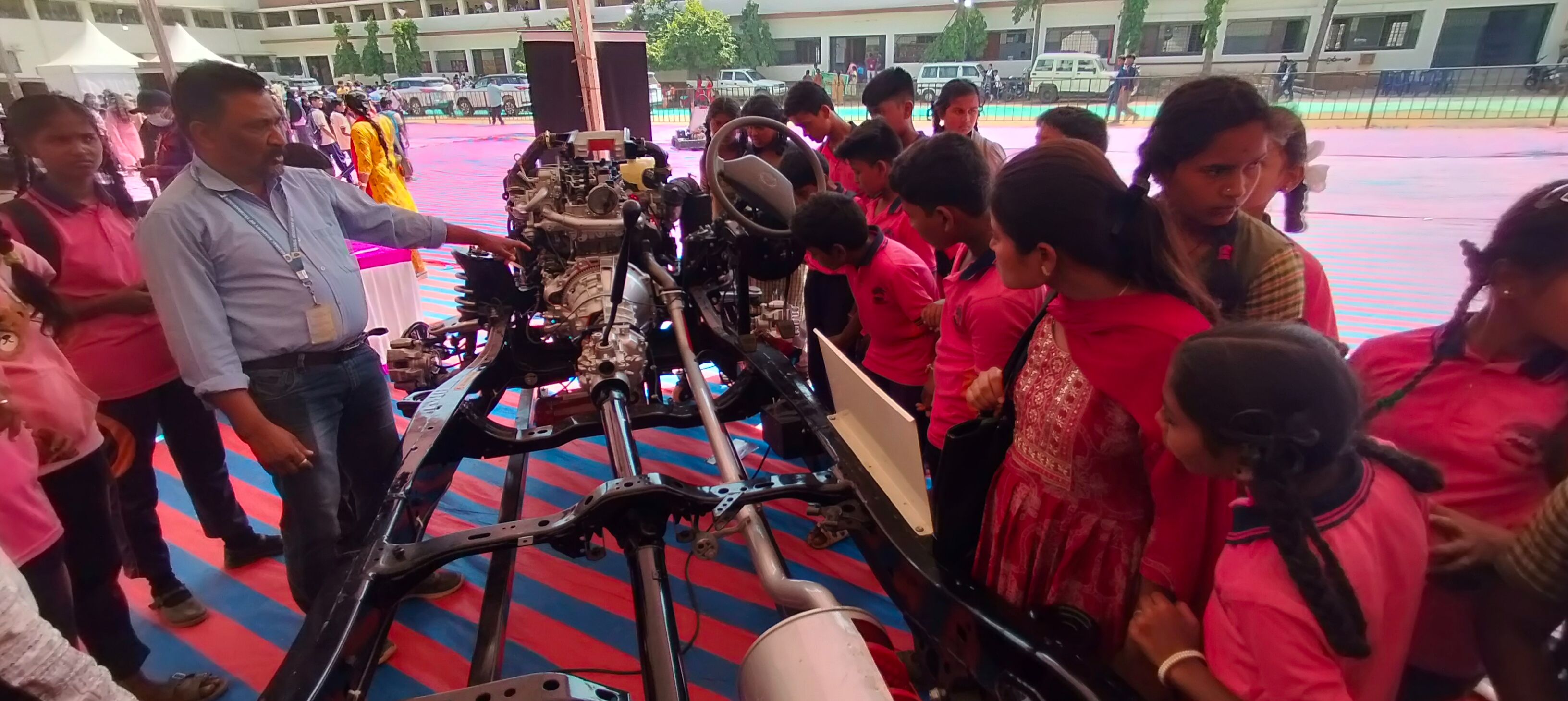 ಕನಕಪುರ ಸೇಂಟ್ ಥಾಮಸ್ ಶಾಲಾವರಣದಲ್ಲಿ ಏರ್ಪಡಿಸಿದ್ದ ವಿಜ್ಞಾನ ವೇಳಾದಲ್ಲಿ ಕಾರಿನ ಮೆಕ್ಯಾನಿಸಂ ಬಗ್ಗೆ ತಿಳಿಸಿಕೊಡುತ್ತಿರುವುದು