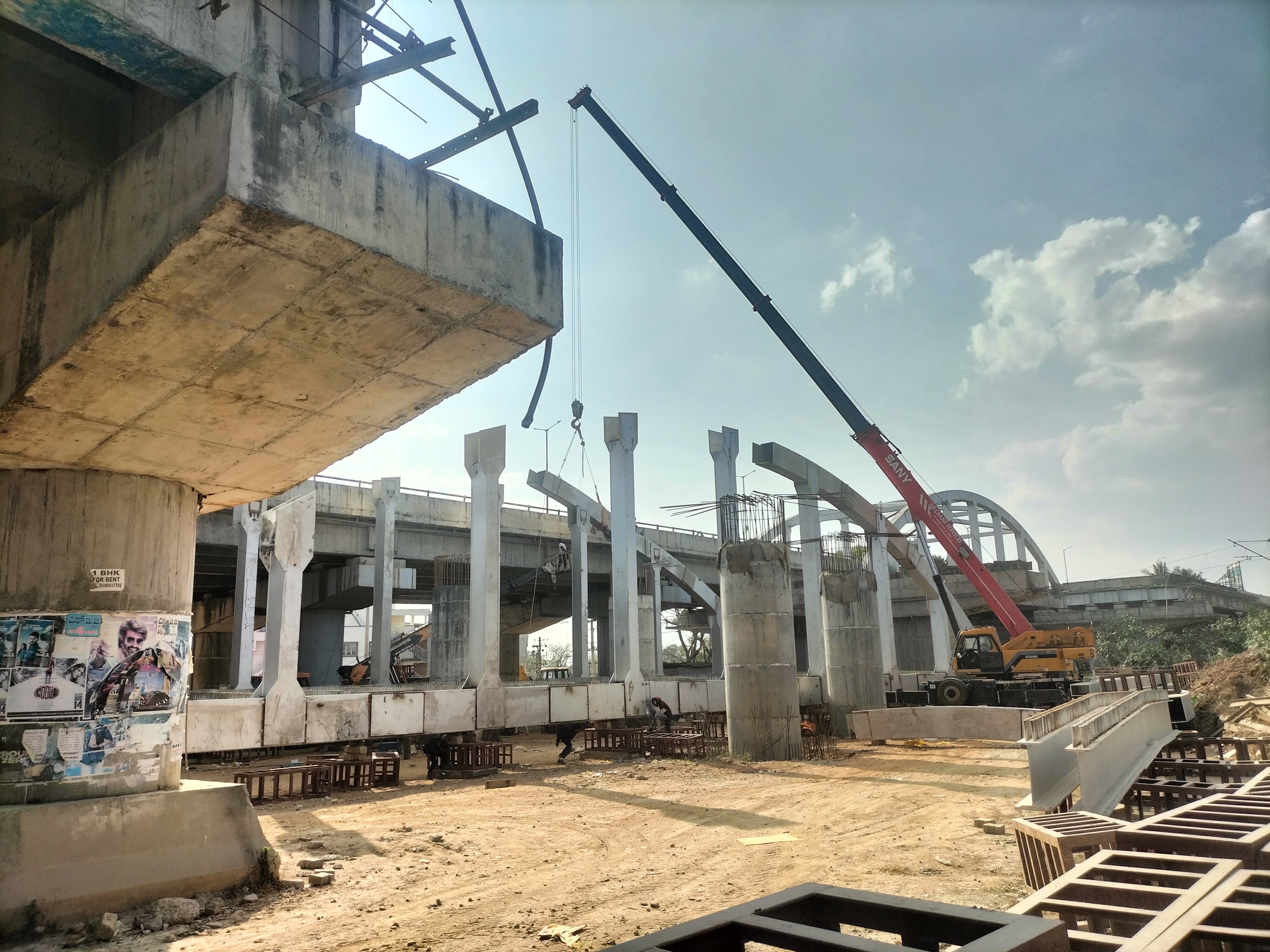ಕ್ರೇನ್ ಸಹಾಯದಿಂದ ರೈಲ್ವೆ ಮೇಲ್ಸೇತುವೆಗೆ ಸ್ಟೀಲ್‌ ಕಮಾನು ಅಳವಡಿಸಲಾಯಿತು 