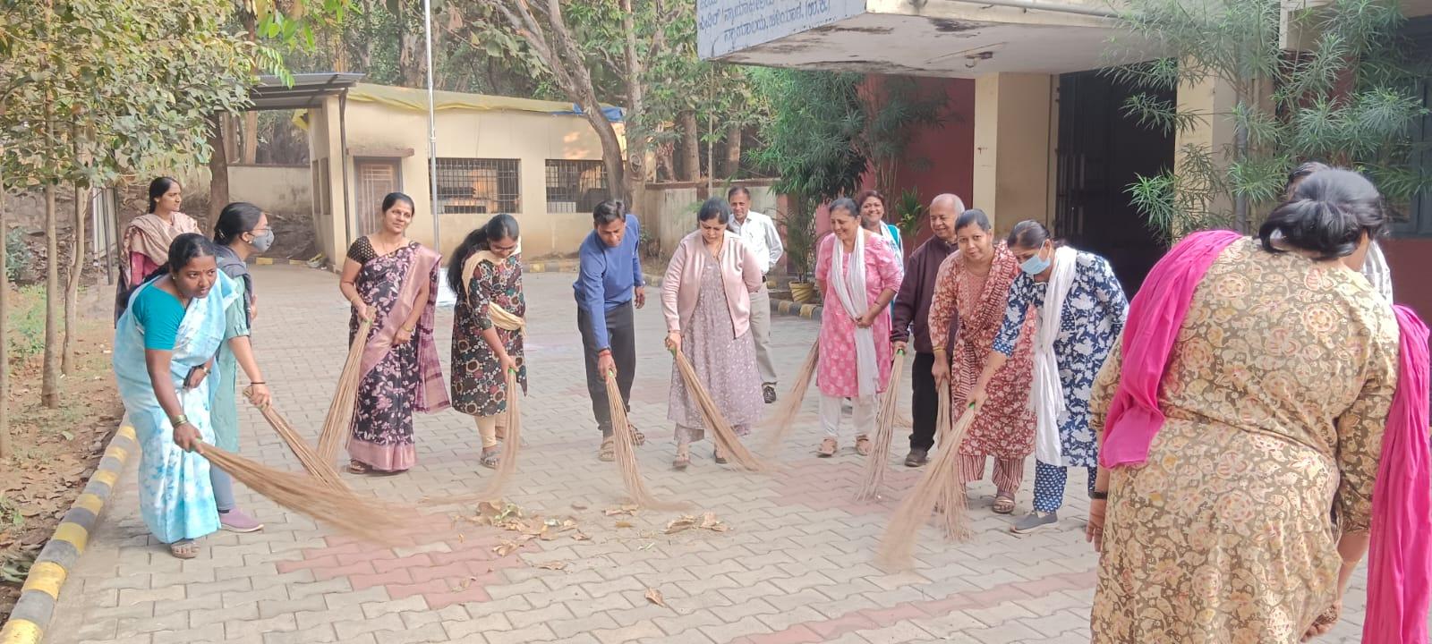 ಹಳಿಯಾಳದ ನ್ಯಾಯಾಲಯದ ಆವರಣದಲ್ಲಿ ರಾಷ್ಟ್ರೀಯ ಸ್ವಚ್ಚತಾ ದಿನಾಚರಣೆ ಅಂಗವಾಗಿ ನ್ಯಾಯಾಲಯದ ಆವರಣ ಹಾಗೂ ಸುತ್ತ ಮುತ್ತಲು ಸ್ವಚ್ಚಗೊಳಿಸಲಾಯಿತು. ಹಿರಿಯ ಸಿವಿಲ್‌ ನ್ಯಾಯಾಧೀಶೆ ಸುಜಾತಾ ಪಾಟೀಲ ನ್ಯಾಯಾಧೀಶೆ ಗೀತಾ ವಕೀಲ ಸಂಘದ ಸದಸ್ಯರು ಸಿಬ್ಬಂದಿಗಳು ಪಾಲ್ಗೊಂಡಿದ್ದರು.