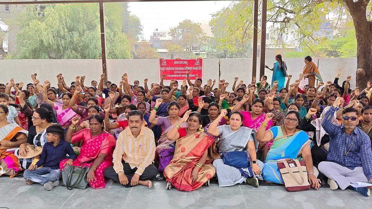 ರಾಯಚೂರು | ಬಿಸಿಯೂಟ ನೌಕರರ ತೀವ್ರ ವಿರೋಧ: ಪ್ರತಿಭಟನೆ