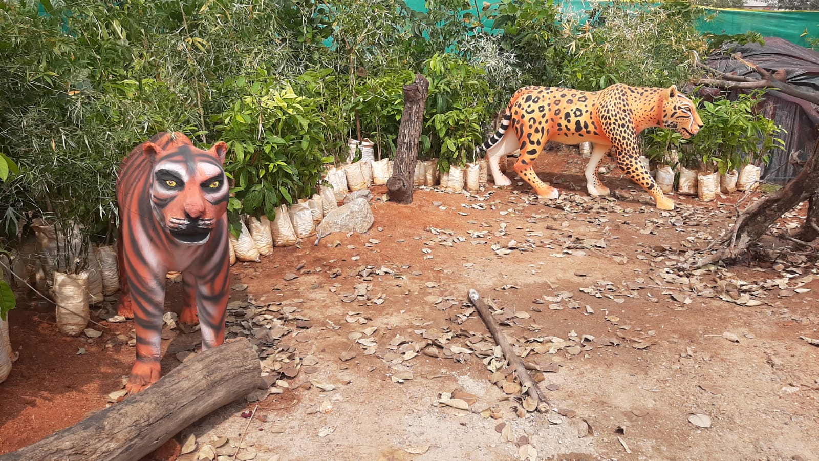 ಥರ್ಮಕೋಲ್‌ನಲ್ಲಿ ರೂಪಿಸಿದ ಹುಲಿ ಚಿರತೆ