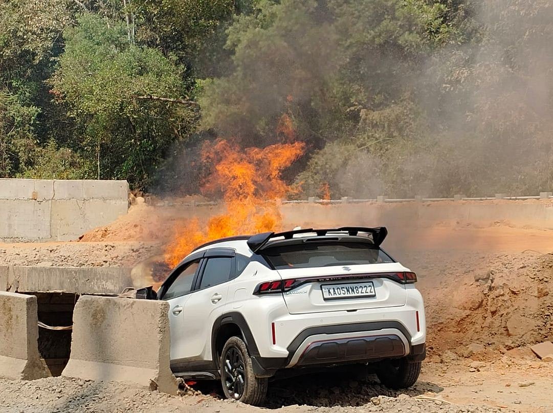 ಮೋರಿಗೆ ಡಿಕ್ಕಿ: ಕಾರು ಭಸ್ಮ