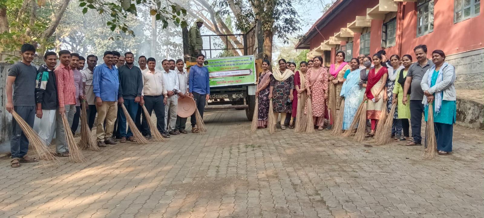 ಹಳಿಯಾಳದ ನ್ಯಾಯಾಲಯದ ಆವರಣದಲ್ಲಿ ರಾಷ್ಟ್ರೀಯ ಸ್ವಚ್ಚತಾ ದಿನಾಚರಣೆ ಅಂಗವಾಗಿ ನ್ಯಾಯಾಲಯದ ಆವರಣ ಹಾಗೂ ಸುತ್ತ ಮುತ್ತಲು ಸ್ವಚ್ಚಗೊಳಿಸಲಾಯಿತು. ಹಿರಿಯ ಸಿವಿಲ್‌ ನ್ಯಾಯಾಧೀಶೆ ಸುಜಾತಾ ಪಾಟೀಲ ನ್ಯಾಯಾಧೀಶೆ ಗೀತಾ ವಕೀಲ ಸಂಘದ ಸದಸ್ಯರು ಸಿಬ್ಬಂದಿಗಳು ಪಾಲ್ಗೊಂಡಿದ್ದರು.