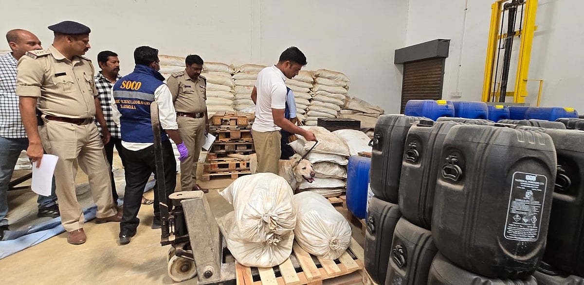 ಶ್ವಾನದಳದೊಂದಿಗೆ  ಕಾರ್ಖಾನೆ ಪರಿಶೀಲನೆ ಮಾಡಿದ ನಗರ ಪೊಲೀಸರು