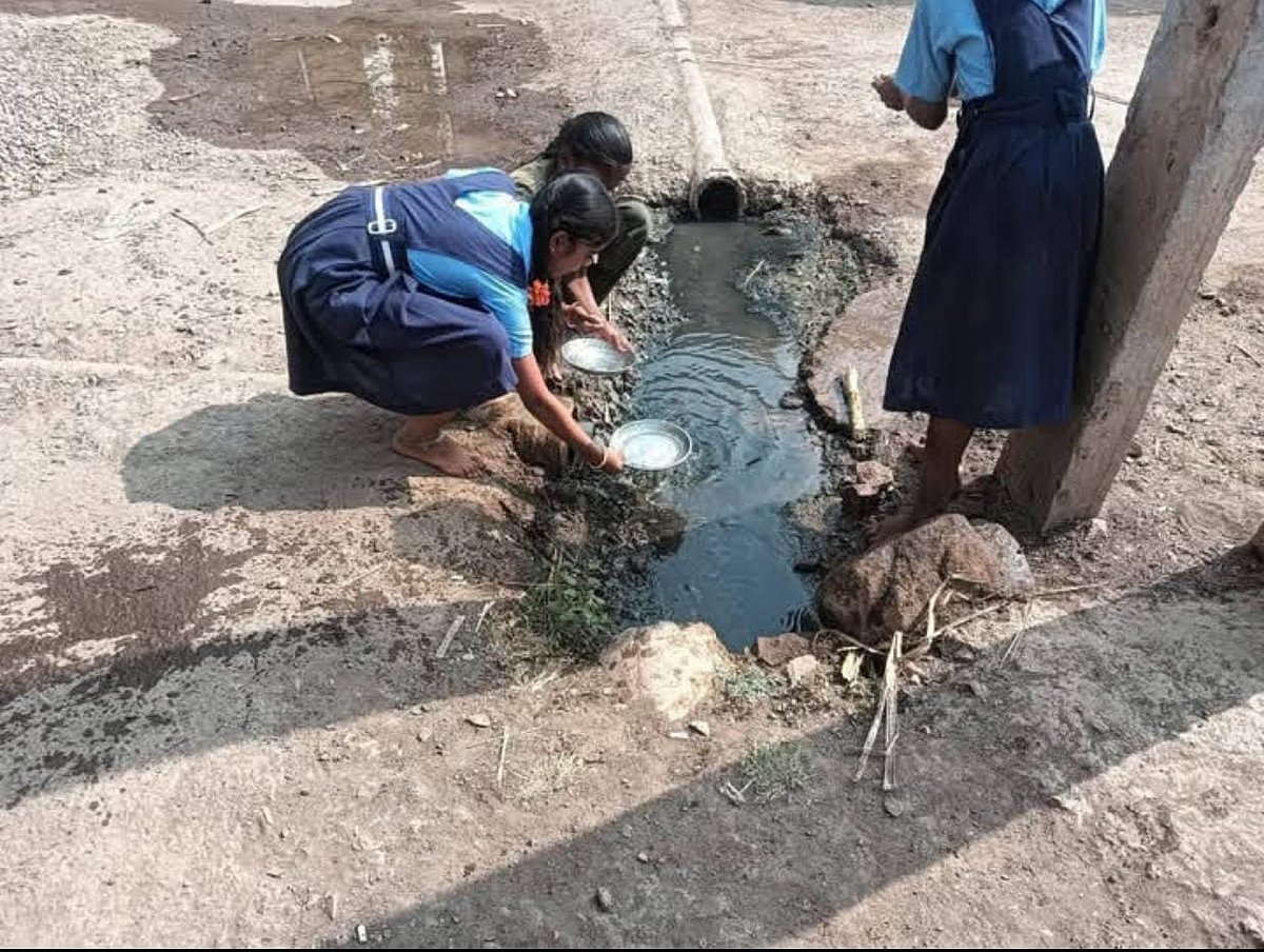 ಜಮಖಂಡಿ | ಕೊಳಚೆ ನೀರಿನಲ್ಲಿ ತಟ್ಟೆ ತೊಳೆದ ವಿದ್ಯಾರ್ಥಿಗಳು: ಶಿಕ್ಷಕಿ ಅಮಾನತು