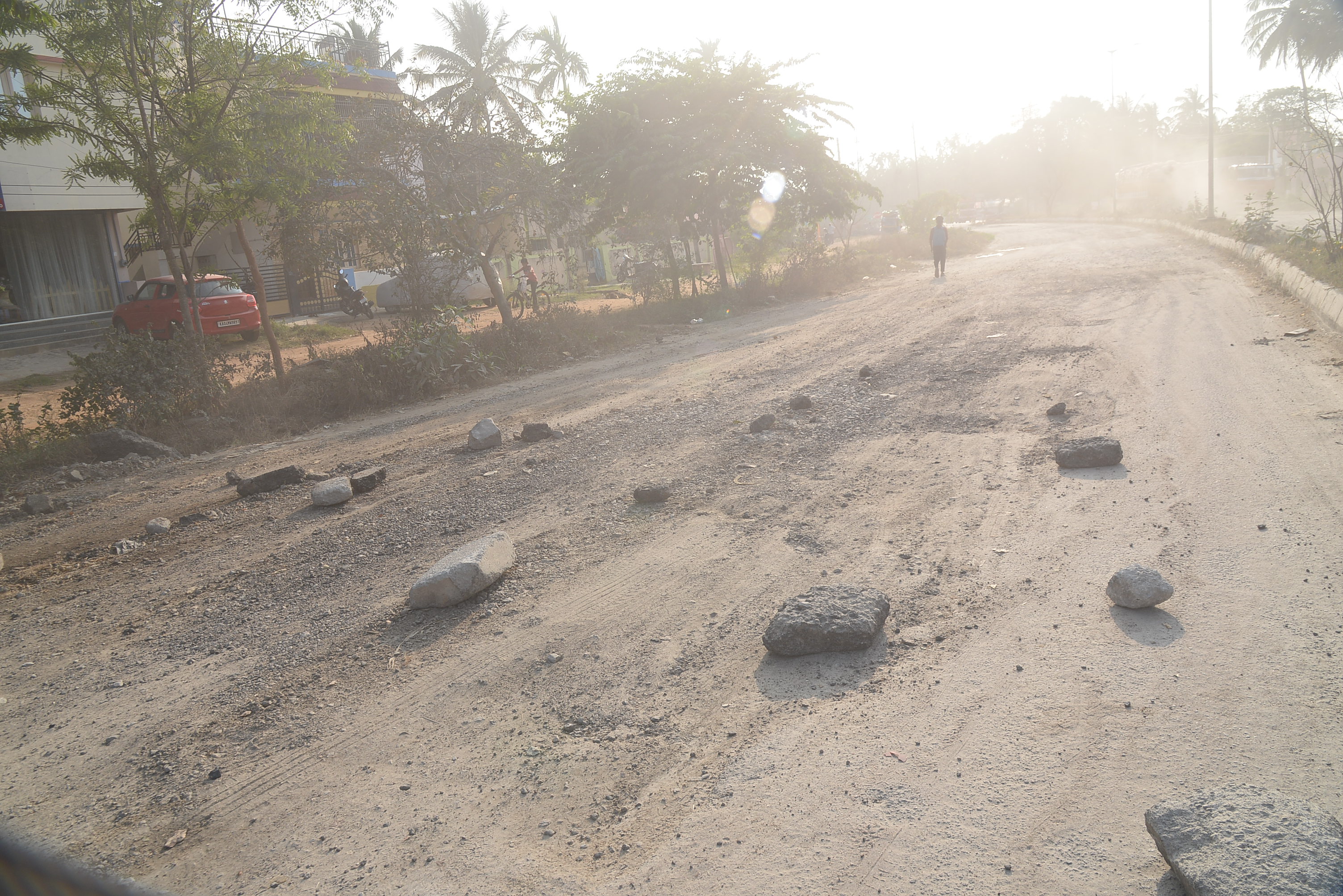 ತುಮಕೂರಿನ ಶಿರಾಗೇಟ್– ದಿಬ್ಬೂರಿನ 80 ಅಡಿ ರಸ್ತೆ ಅಧ್ವಾನ ಆಗಿರುವುದು