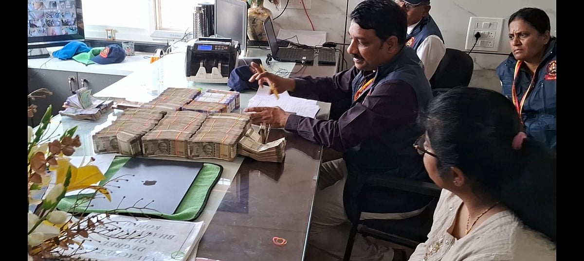 ಕಿಮ್ಸ್‌ ಆಡಳಿತಾಧಿಕಾರಿ ಕಲ್ಲೇಶ ಮನೆಯಲ್ಲಿ ಹುಡುಕಿದಷ್ಟೂ ಚಿನ್ನಾಭರಣ, ನಗದು ಪತ್ತೆ